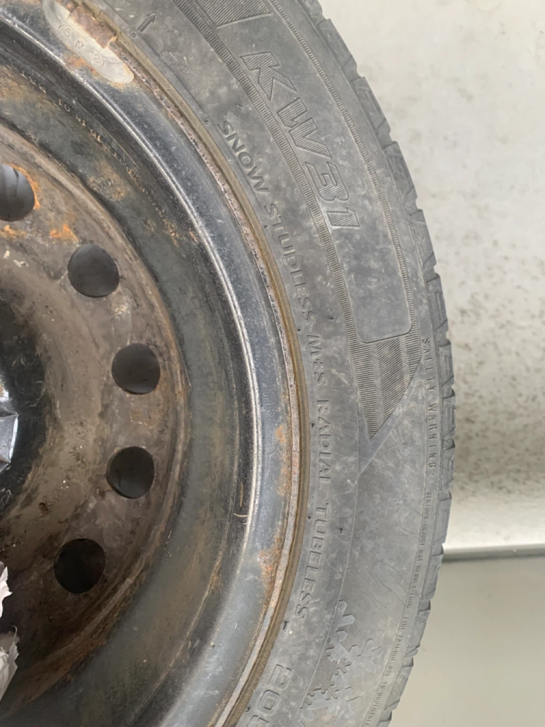 4 Kumho WinterCraft Ice WI31 205/55R16 Studless Winter Tire - photo 3