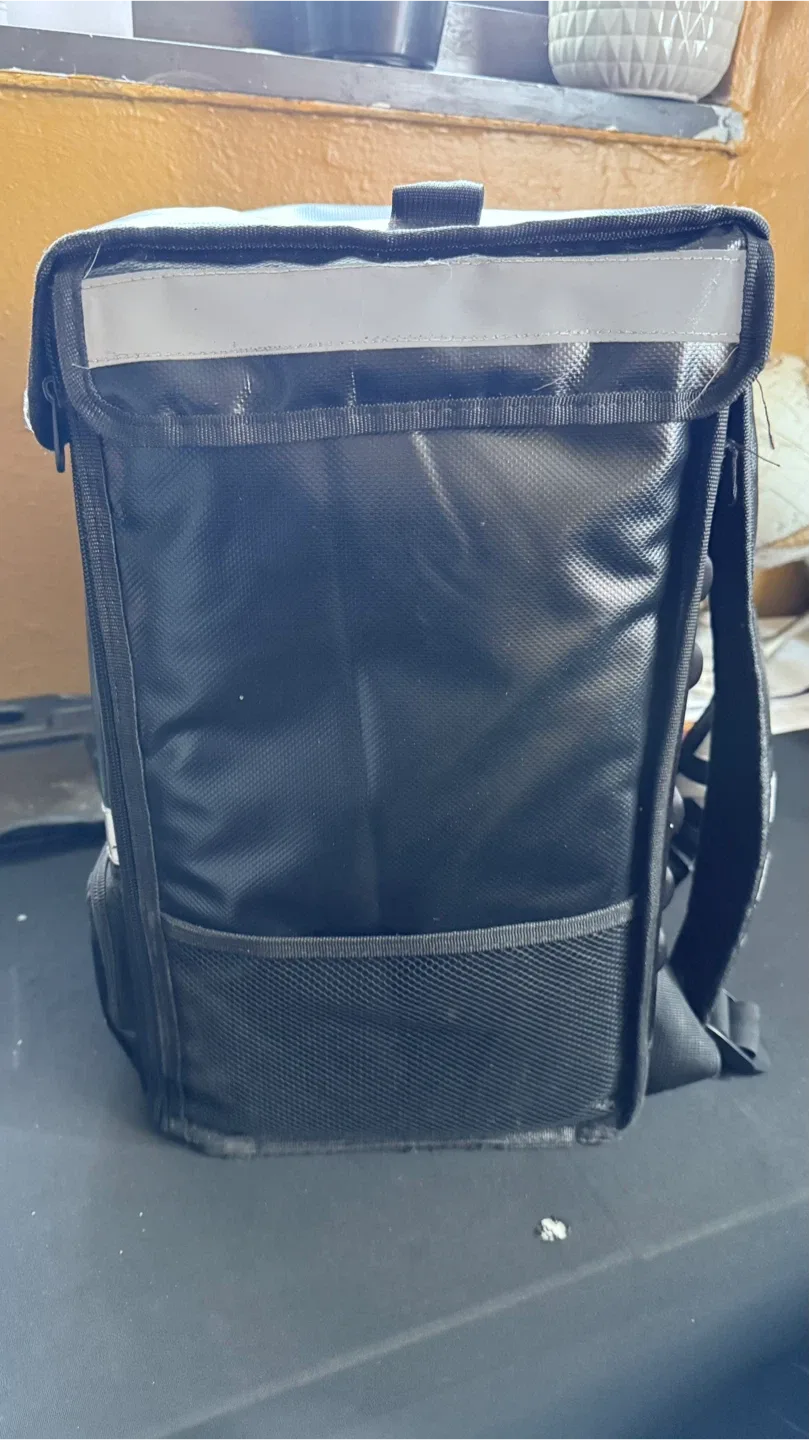 Delivery Backpack & Motorcycle Helmet image indicator(2)