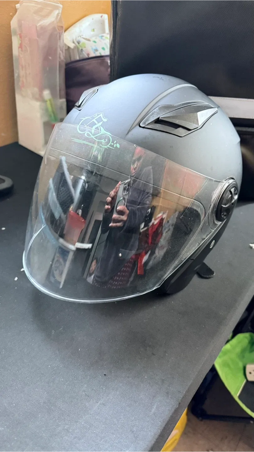 Delivery Backpack & Motorcycle Helmet image indicator(3)
