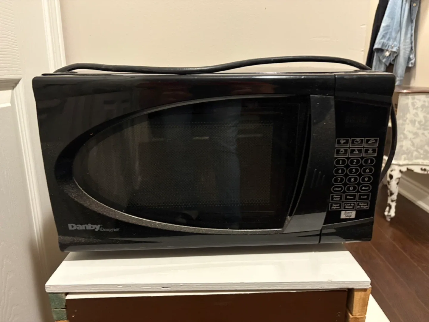 Danby Designer Black Microwave image indicator(4)