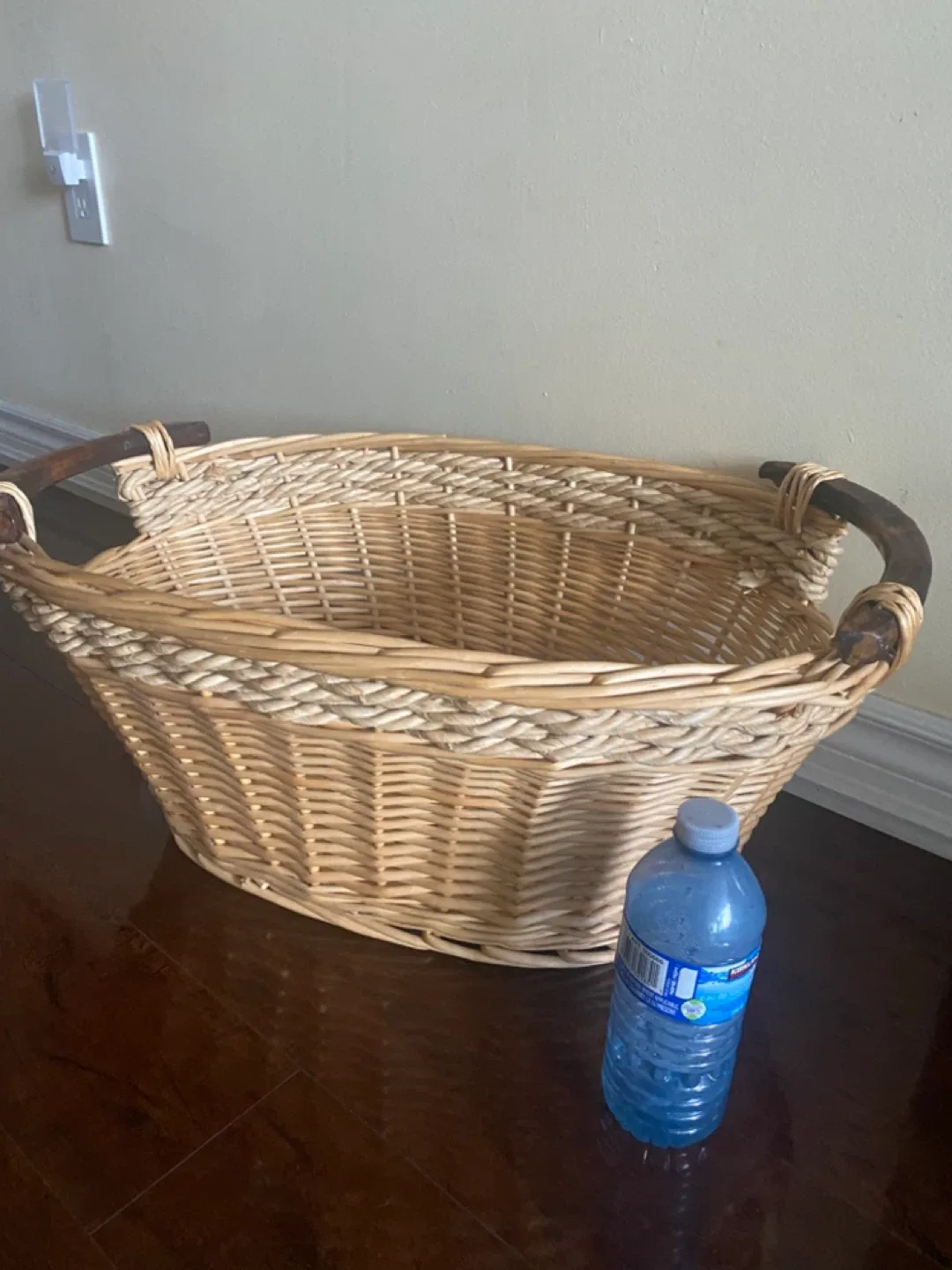 Wicker Basket with Wooden Handles image indicator(5)