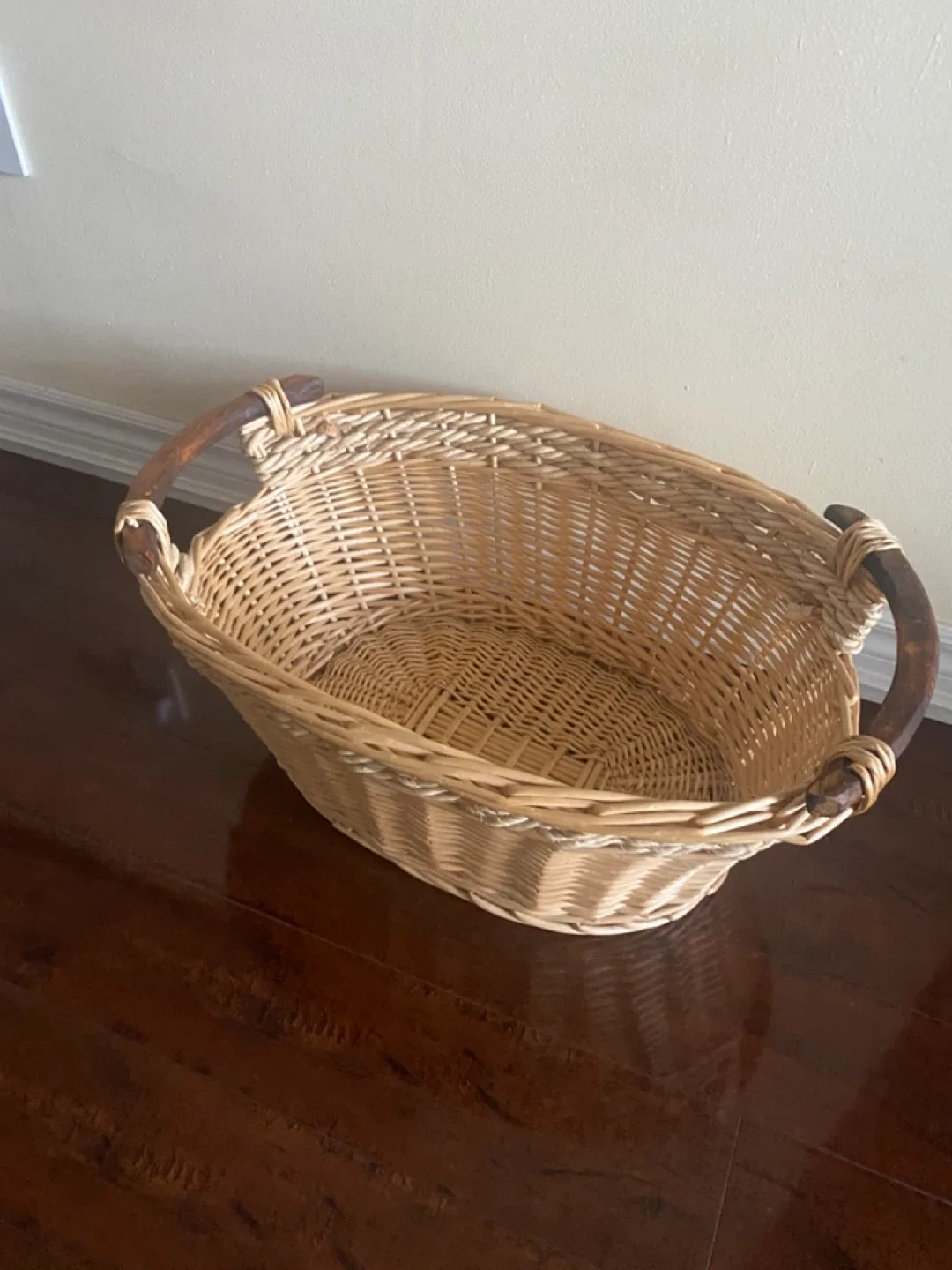 Wicker Basket with Wooden Handles image indicator(6)