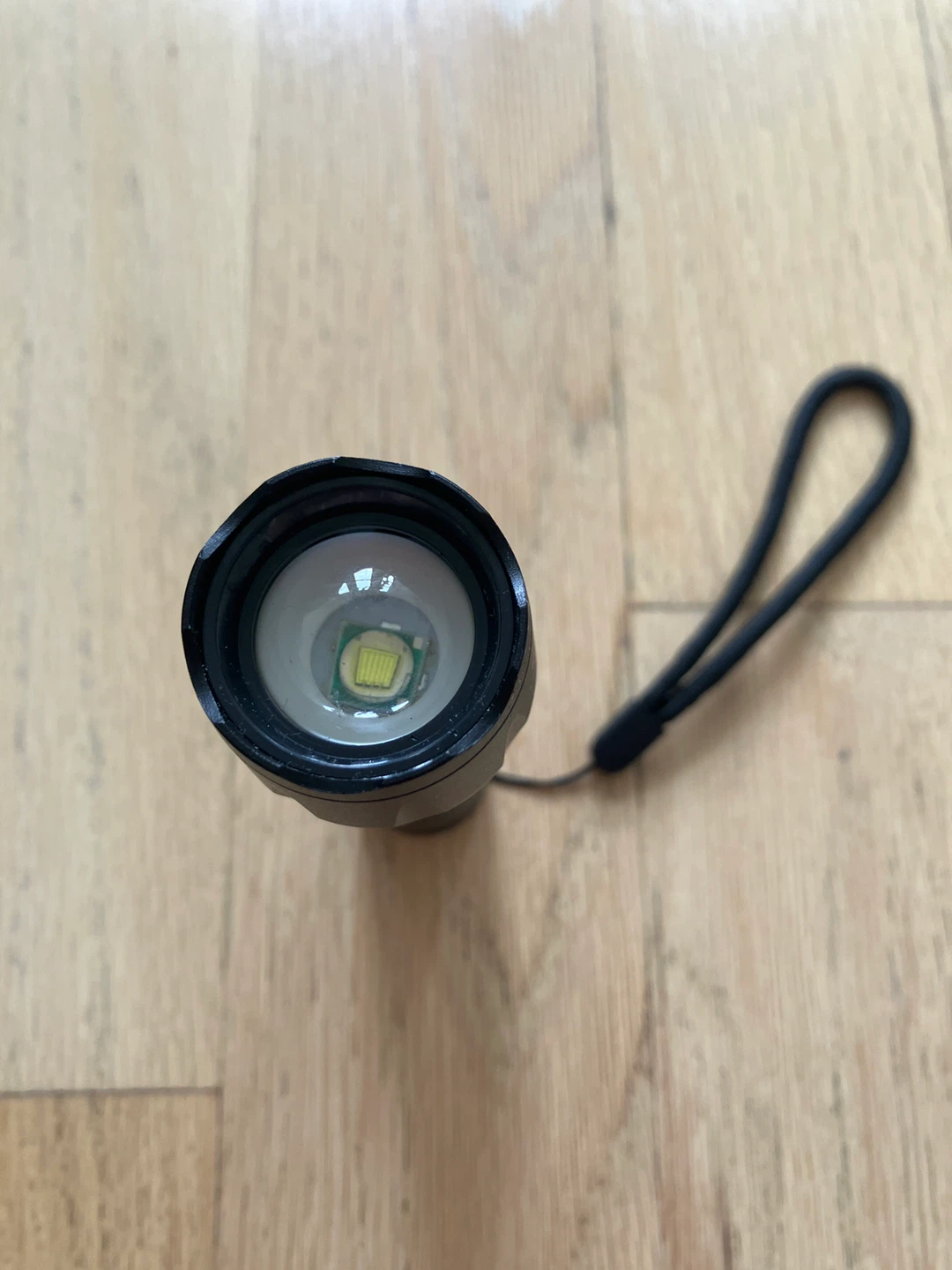 Zoomable LED Flashlight - photo 2