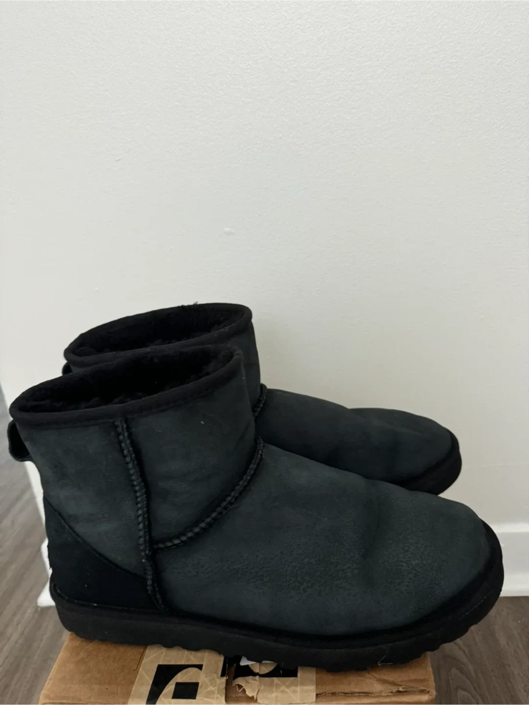UGG Classic Boot - Black image indicator(2)