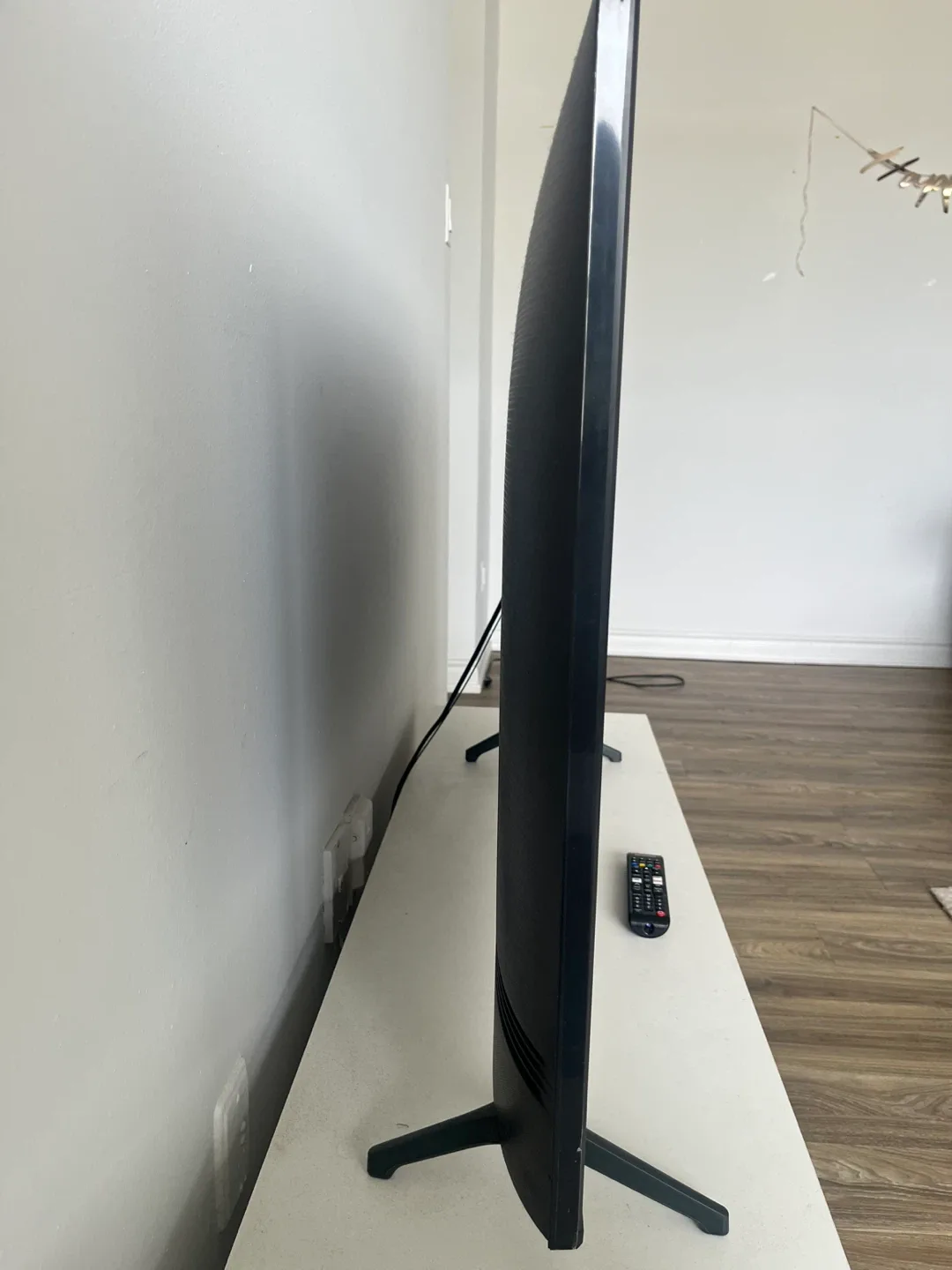 Samsung UN50TU690TF 50" 4K UHD Smart TV image indicator(2)