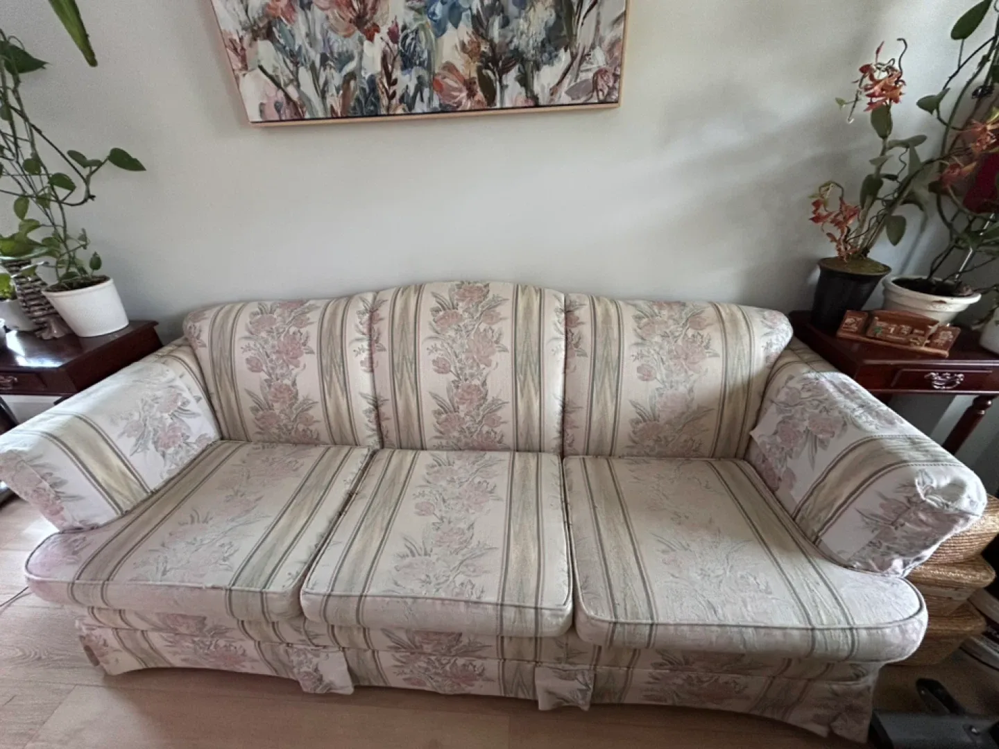 Floral Patterned Three-Seat Sofa image indicator(3)