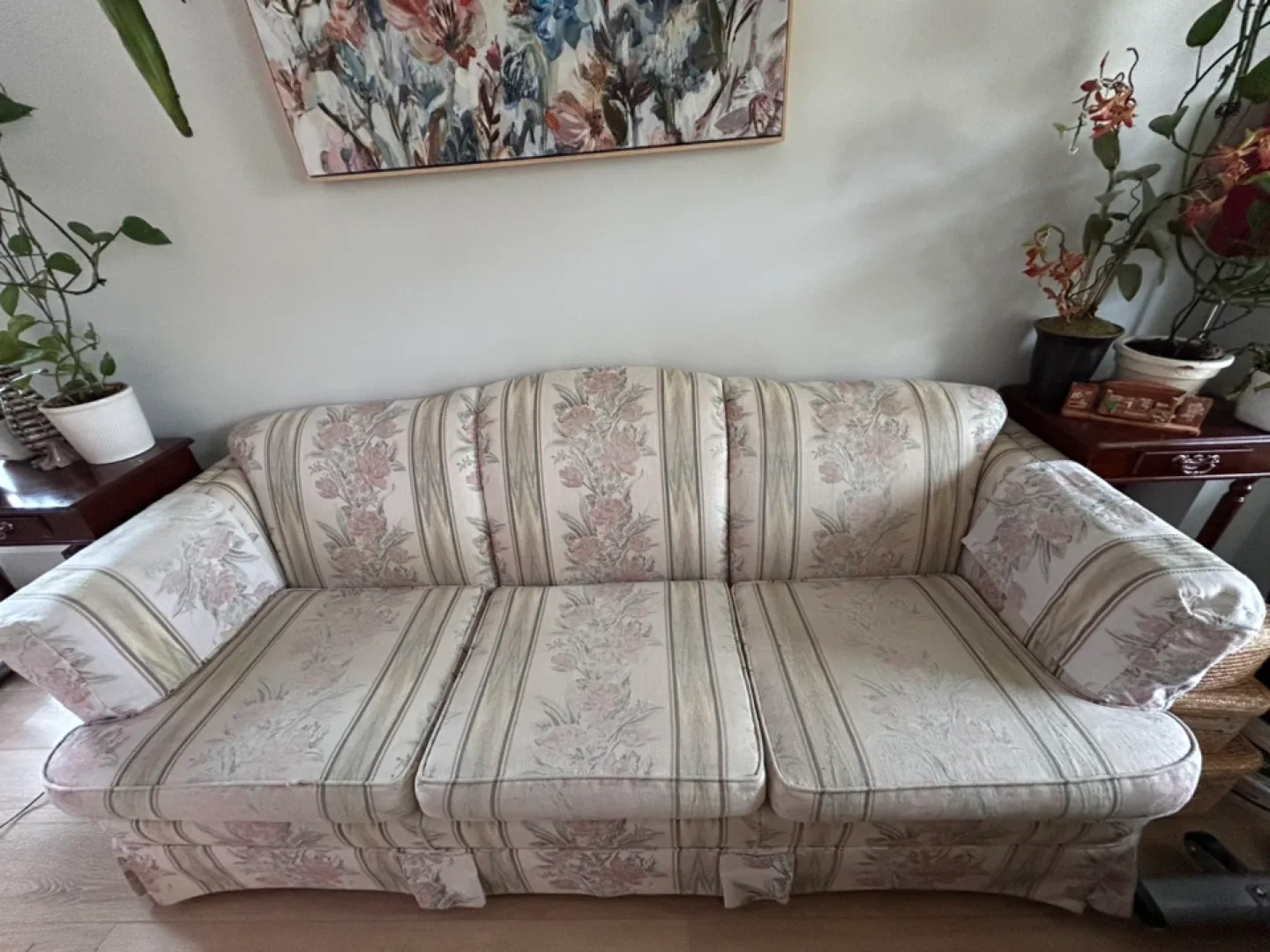 Floral Patterned Three-Seat Sofa image indicator(4)