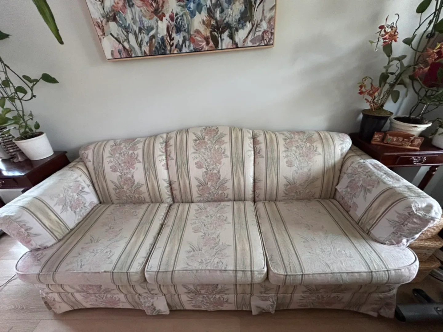 Floral Patterned Three-Seat Sofa image indicator(2)