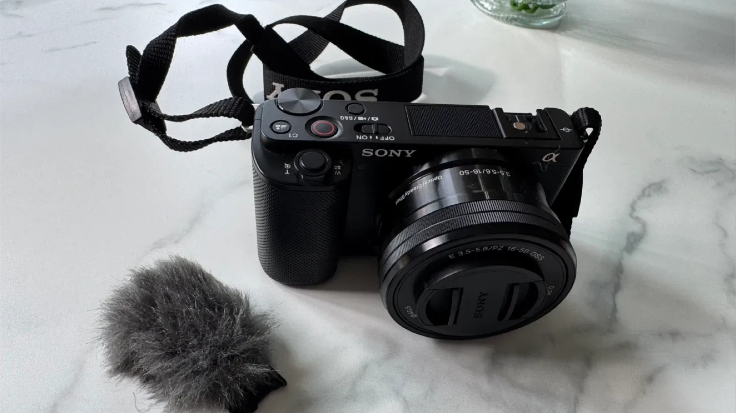 Sony ZV-E10 4K Camera with 16-50mm Lens image indicator(3)