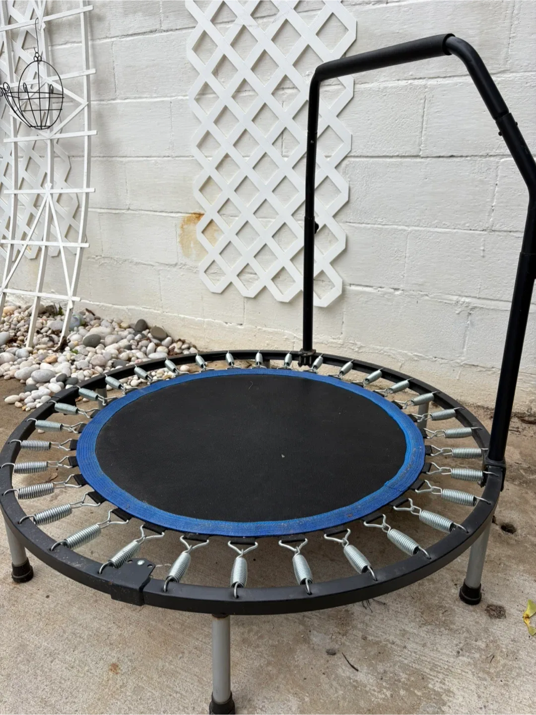 Kids Trampoline with Handle Bar image indicator(2)