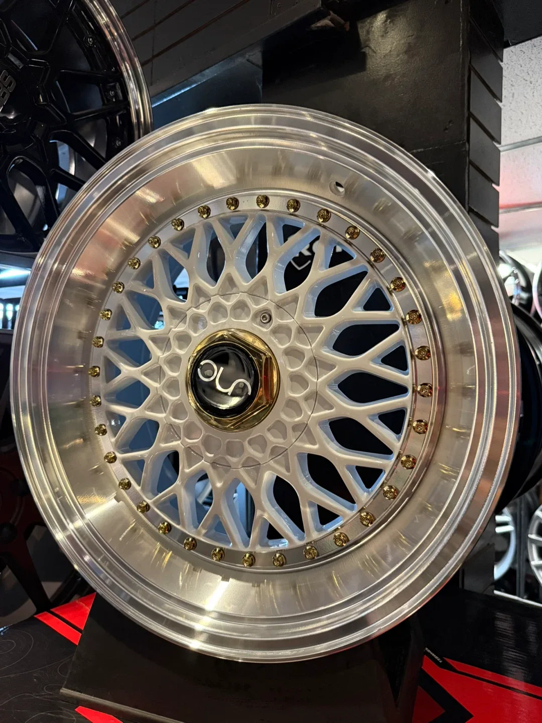 JNC white line with pin gold image indicator(2)