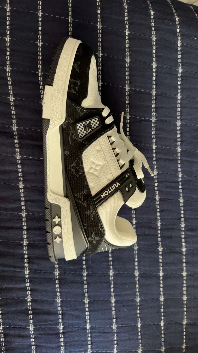 Louis Vuitton Trainer Sneaker image indicator(6)