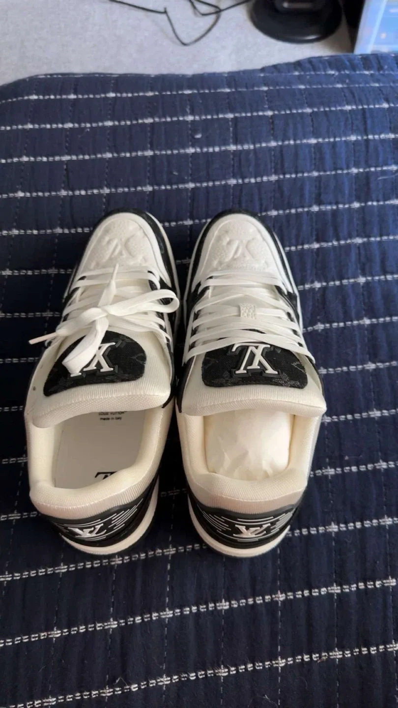 Louis Vuitton Trainer Sneaker image indicator(4)