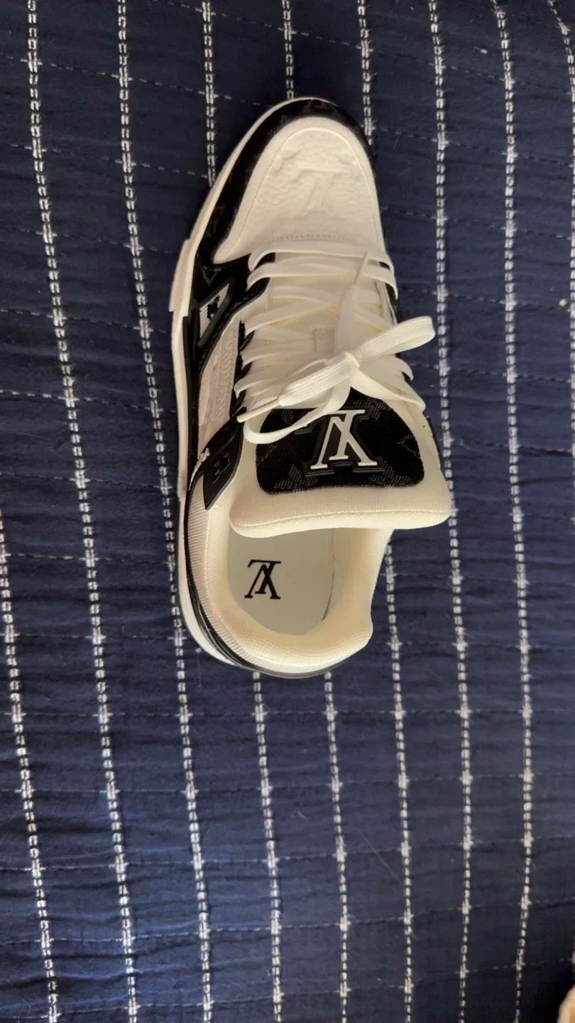Louis Vuitton Trainer Sneaker image indicator(5)