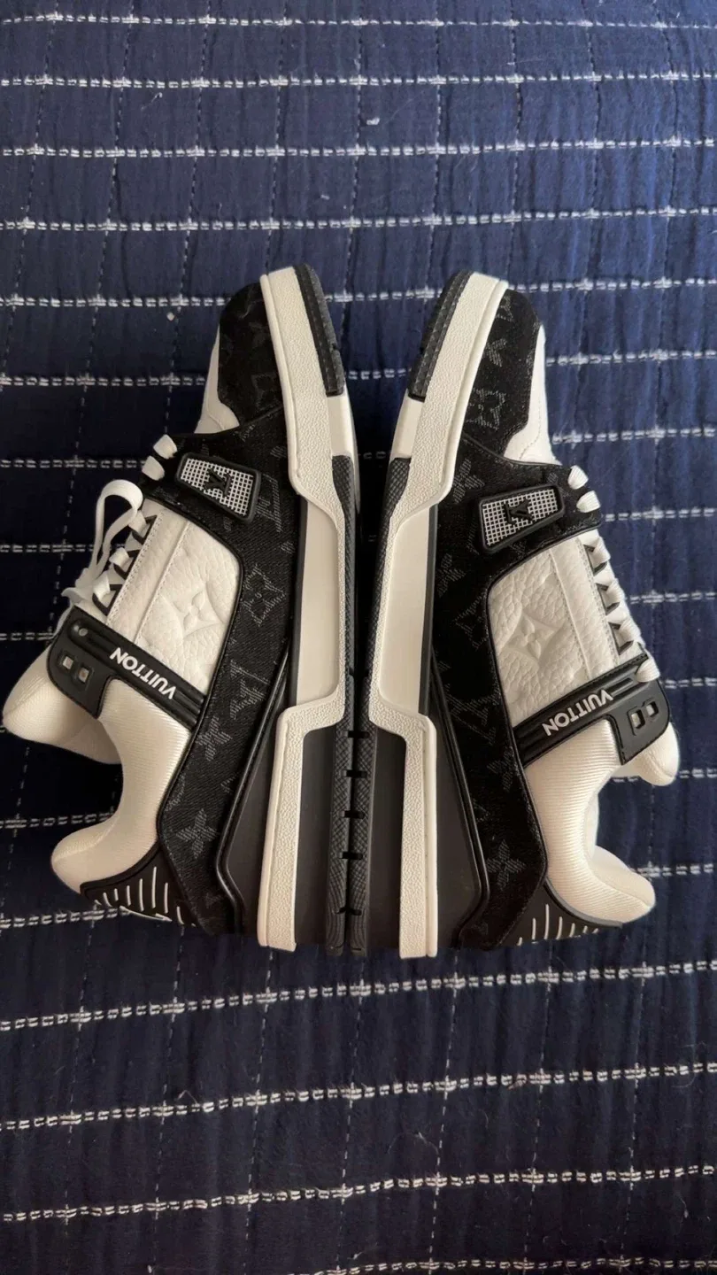 Louis Vuitton Trainer Sneaker image indicator(3)