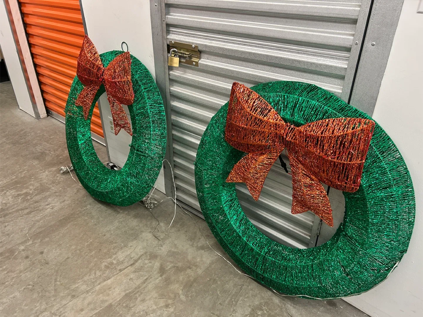 Twinkle Light Christmas Wreaths with Red Bow thumbnail