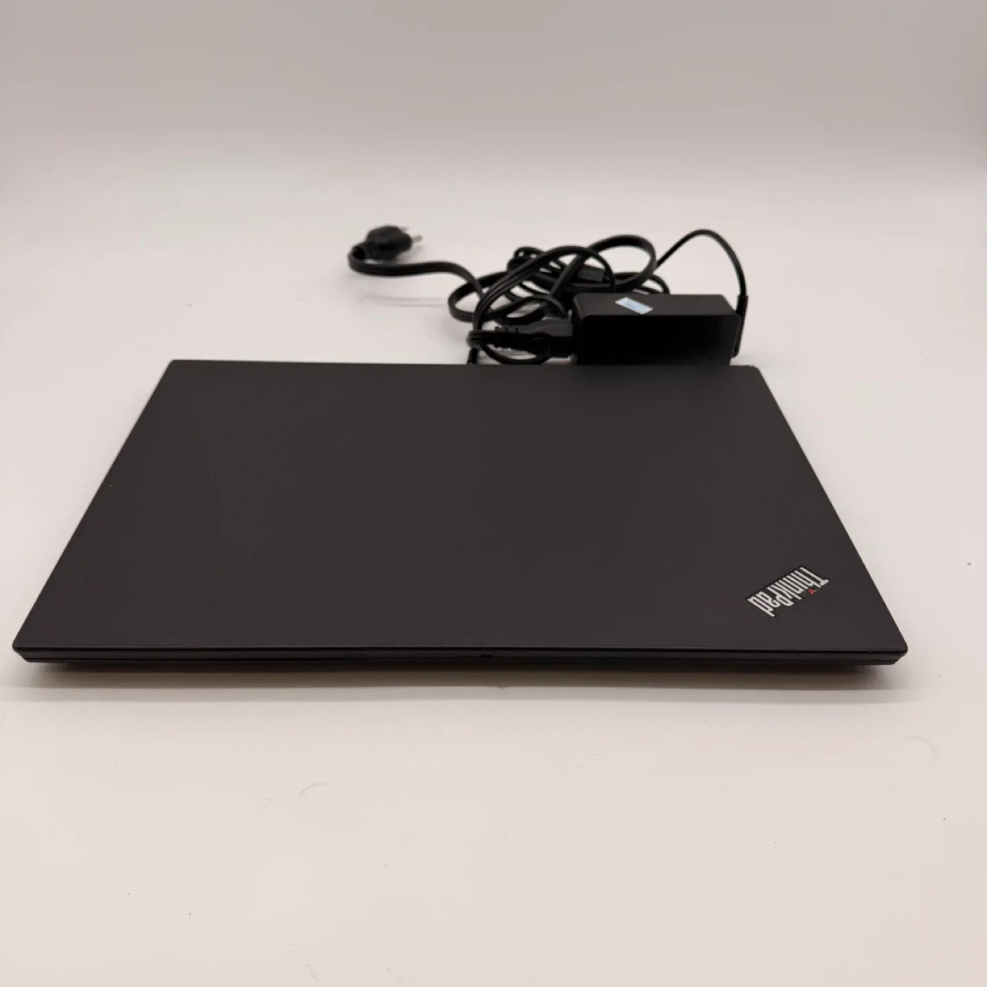 Lenovo ThinkPad T490 Laptop image indicator(2)