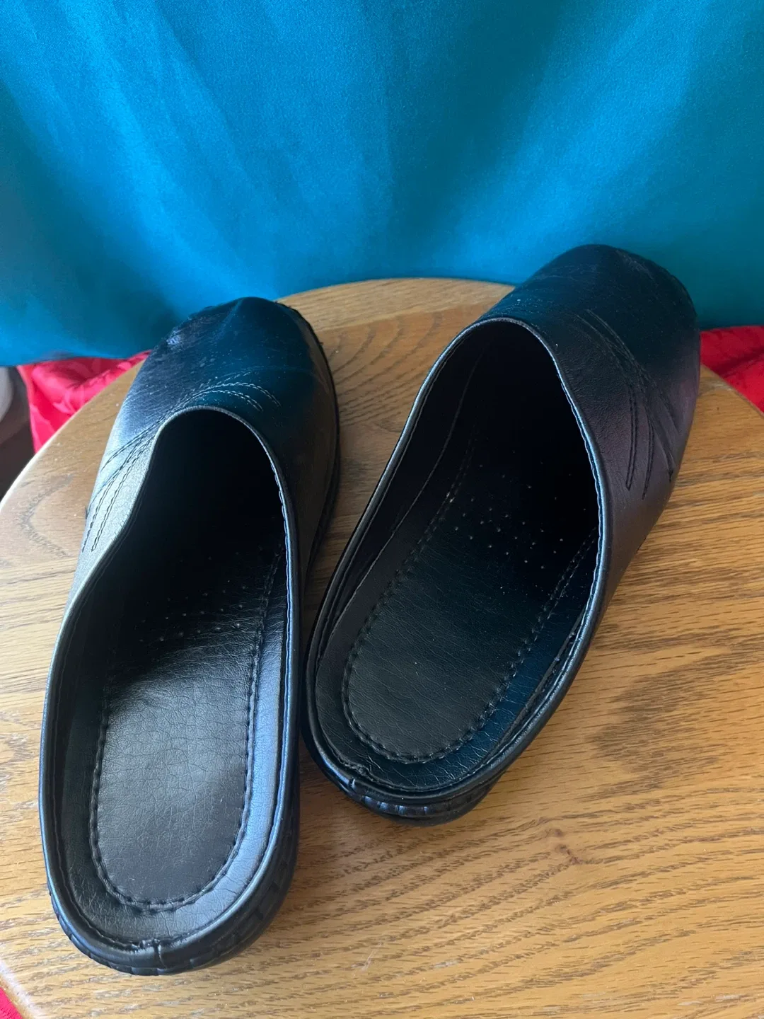 Black Leather Slippers (Mules) Size 38 (7.5-8) image indicator(5)