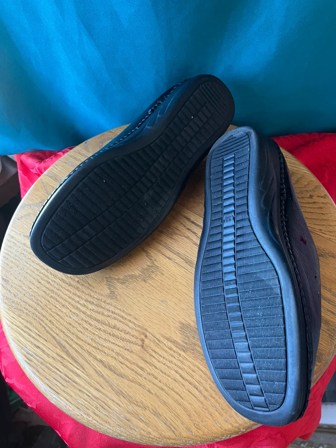 Black Leather Slippers (Mules) Size 38 (7.5-8) image indicator(3)