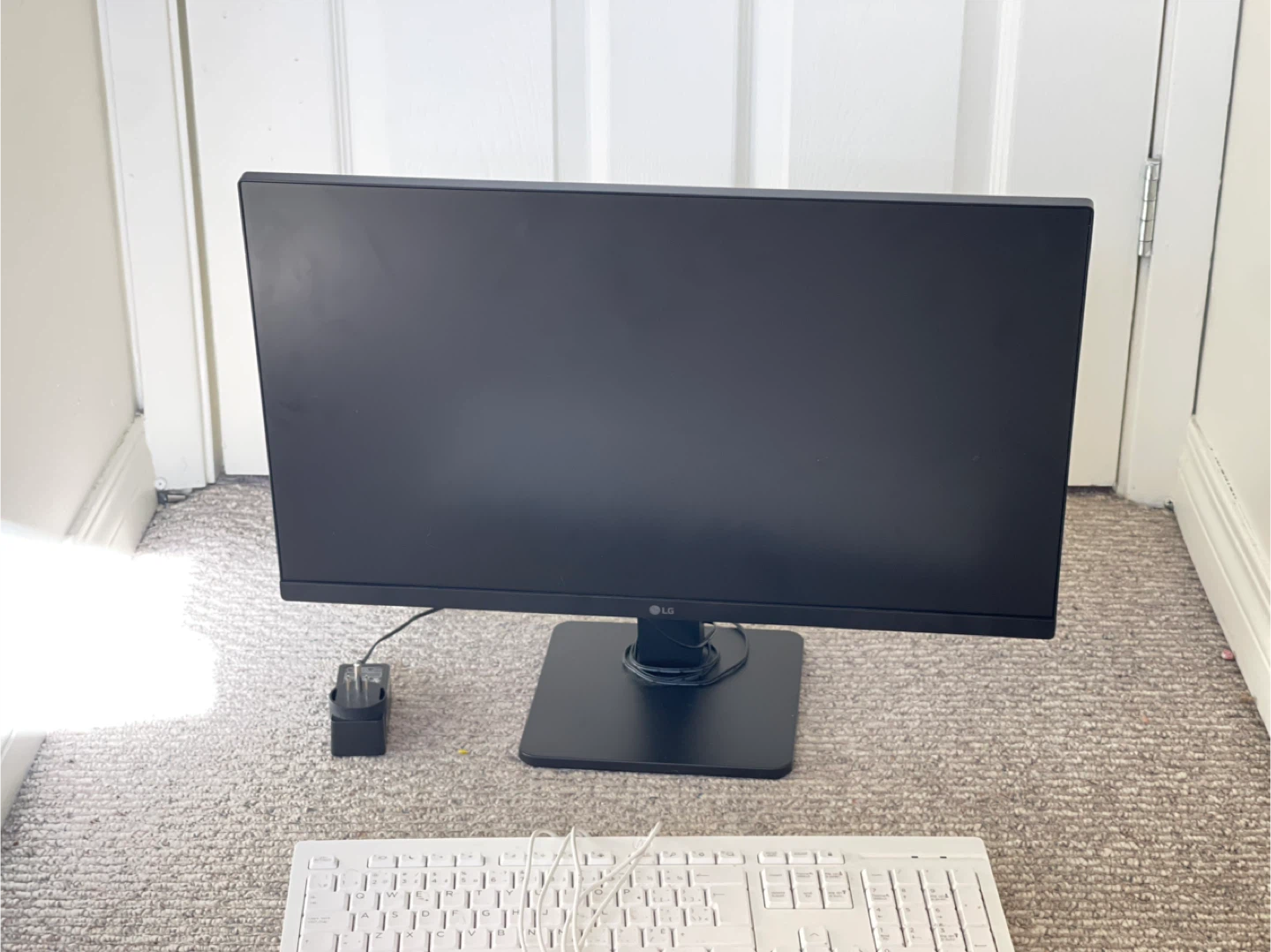 LG 24MR41S-B 24" Monitor & HP White Wired Keyboard
