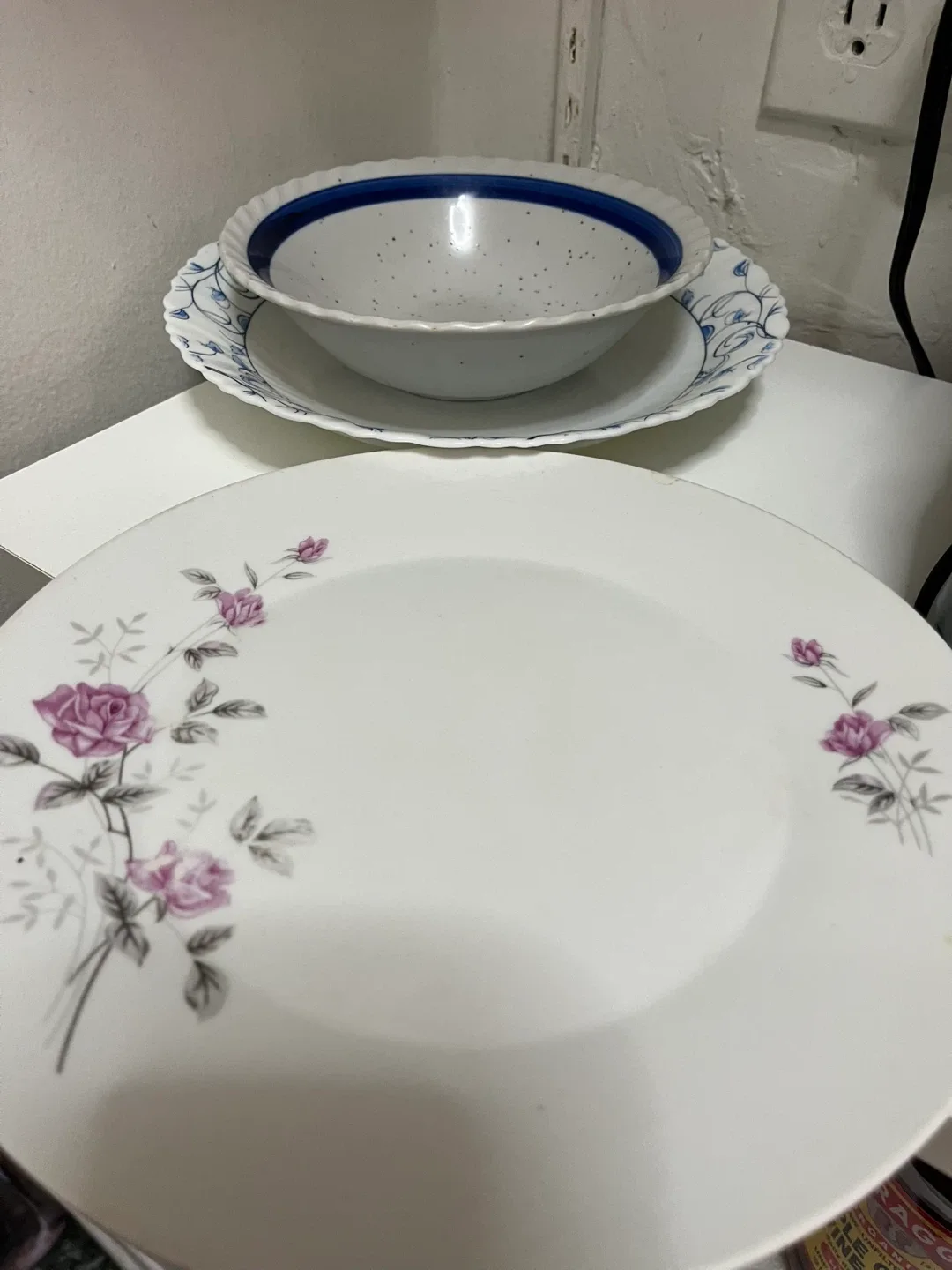 Mixed Dishes and Kitchen Utensils image indicator(2)