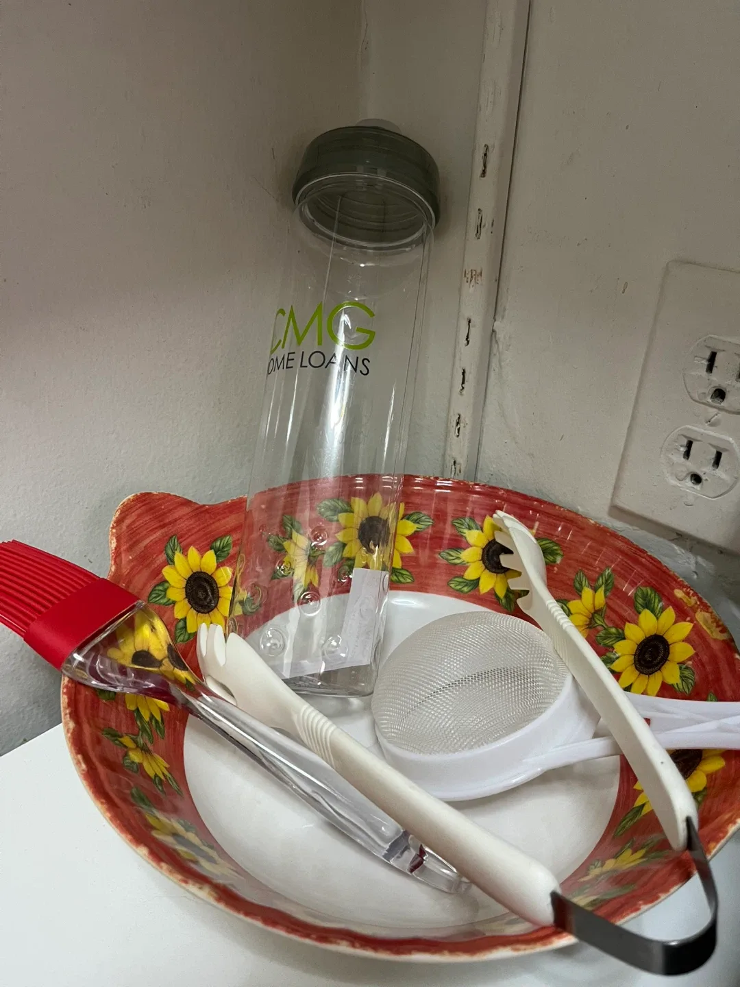 Mixed Dishes and Kitchen Utensils image indicator(3)