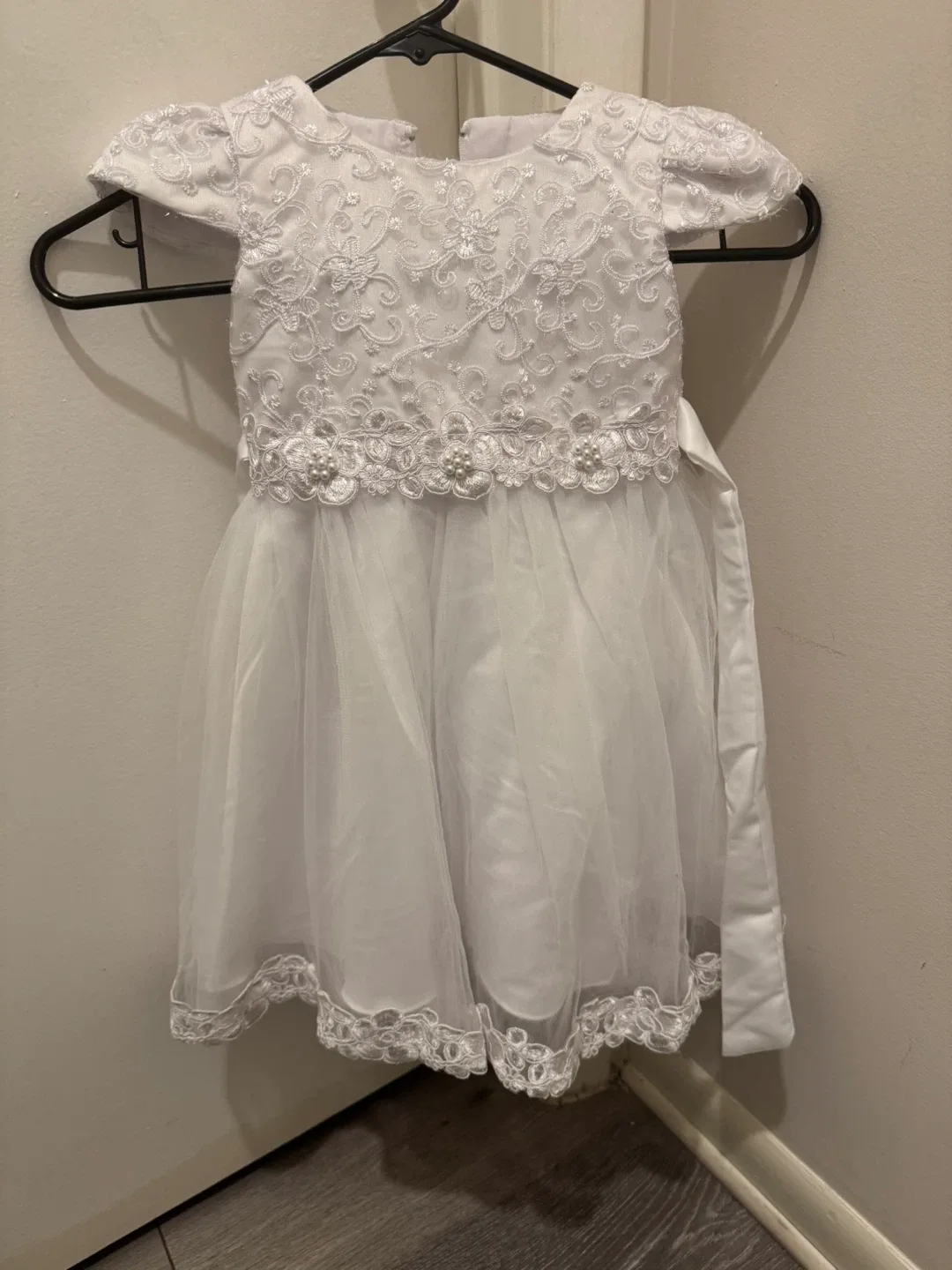 White Dress image indicator(3)