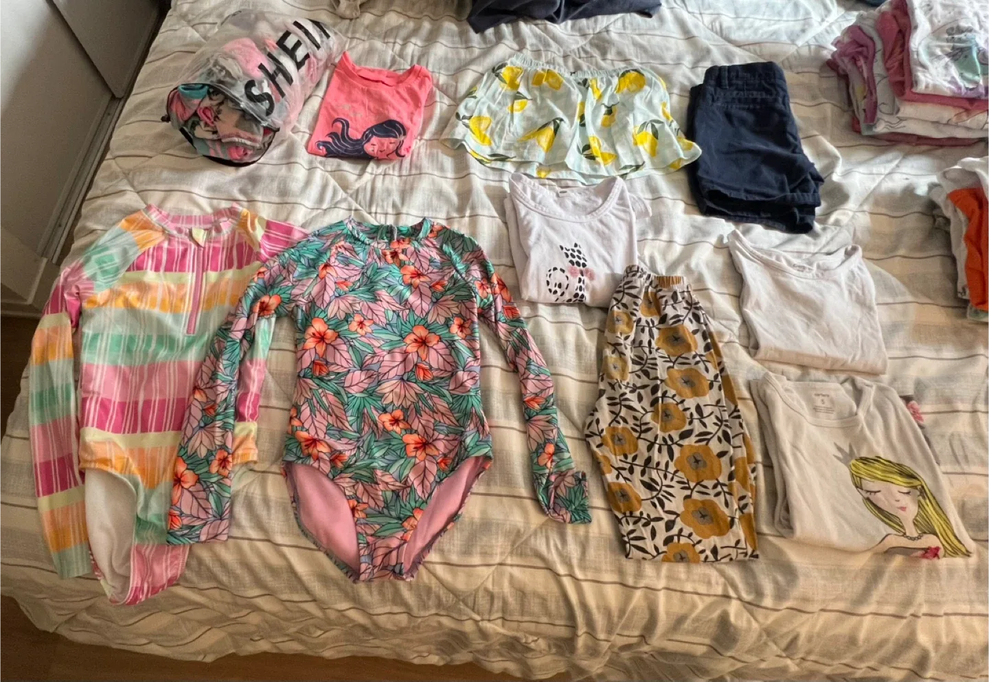 Girls Clothes Bundle image indicator(4)