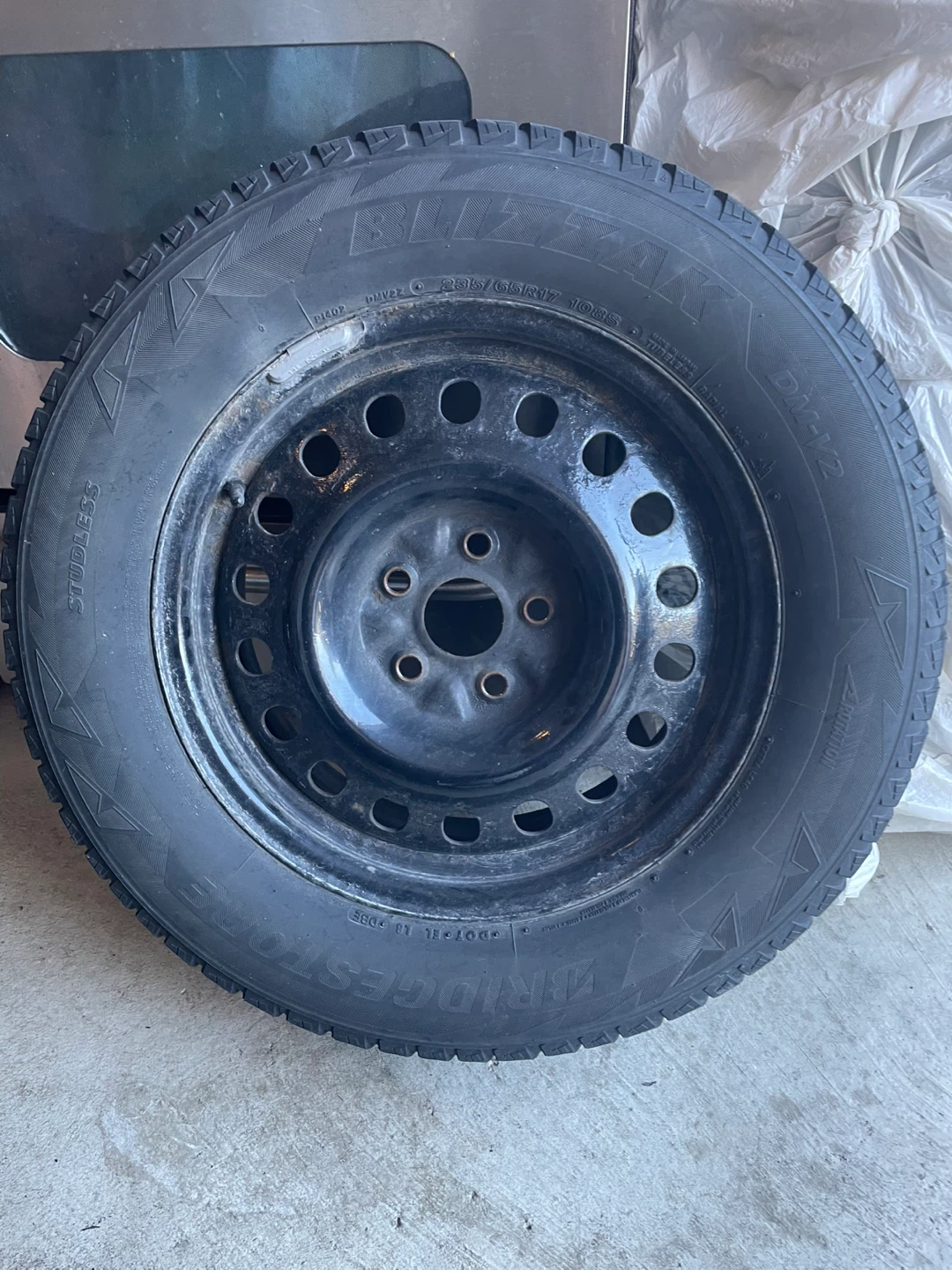 Bridgestone Blizzak DM-V2 235/65R17 Winter Tire - photo 2