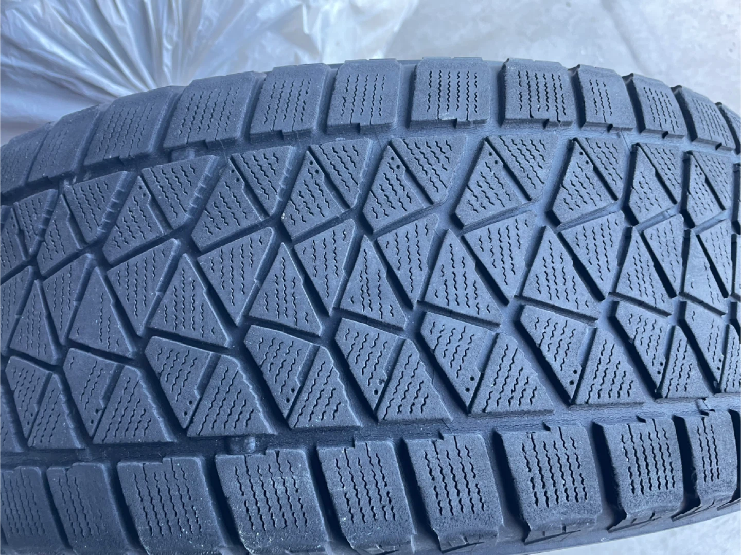 Bridgestone Blizzak DM-V2 235/65R17 Winter Tire