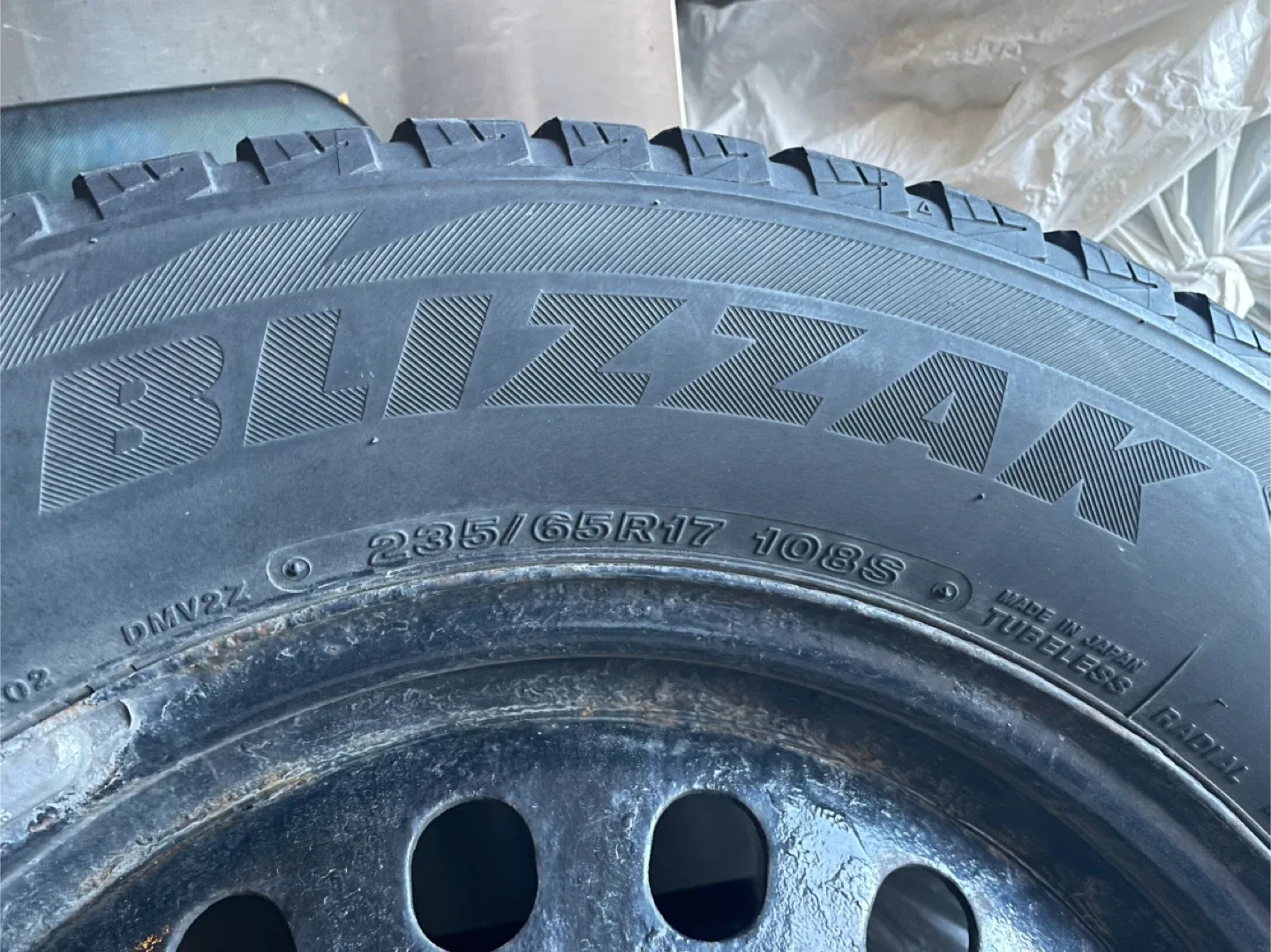 Bridgestone Blizzak DM-V2 235/65R17 Winter Tire image indicator(3)