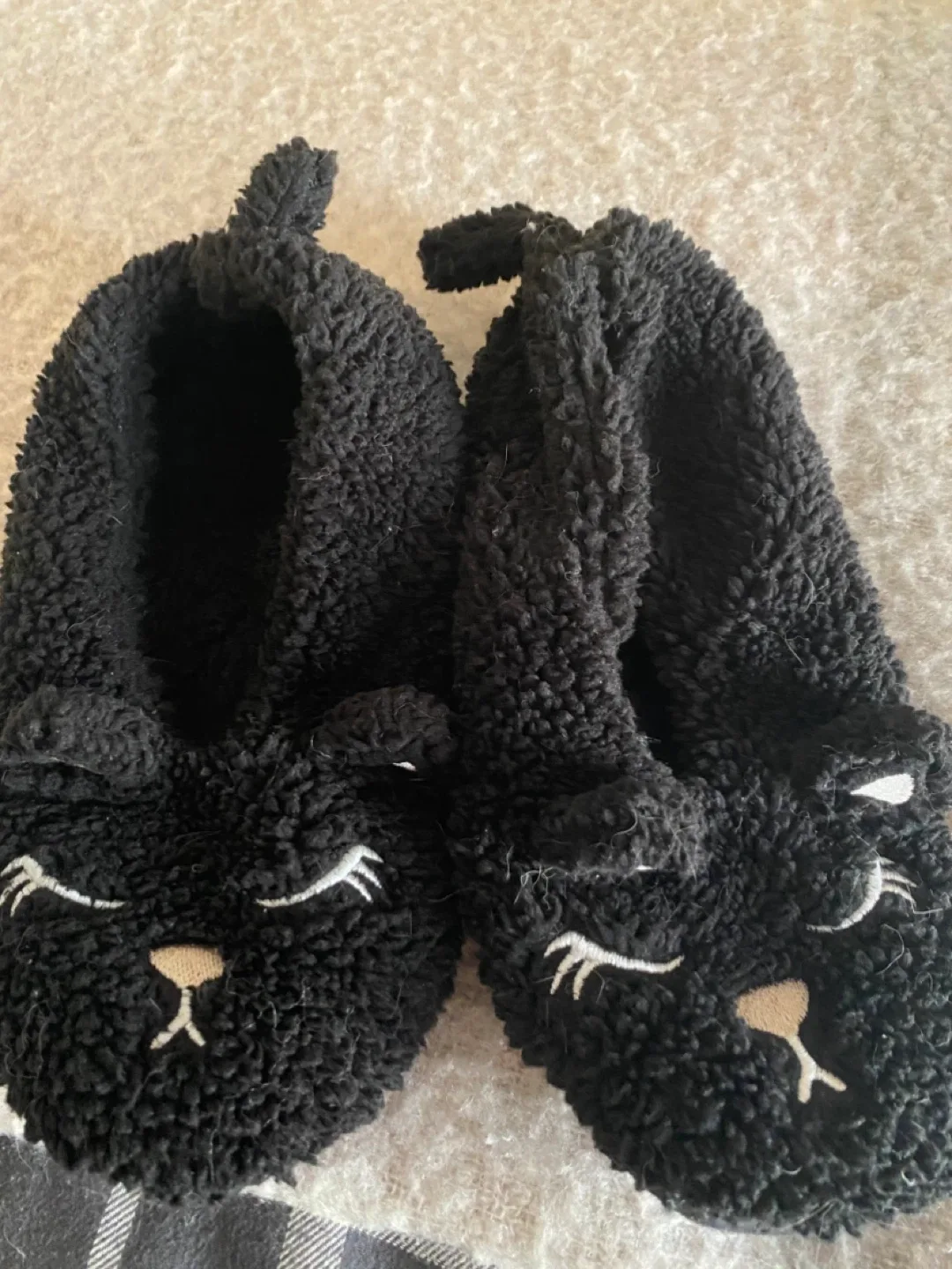 Black Cat Slippers - Size 8🥕 thumbnail