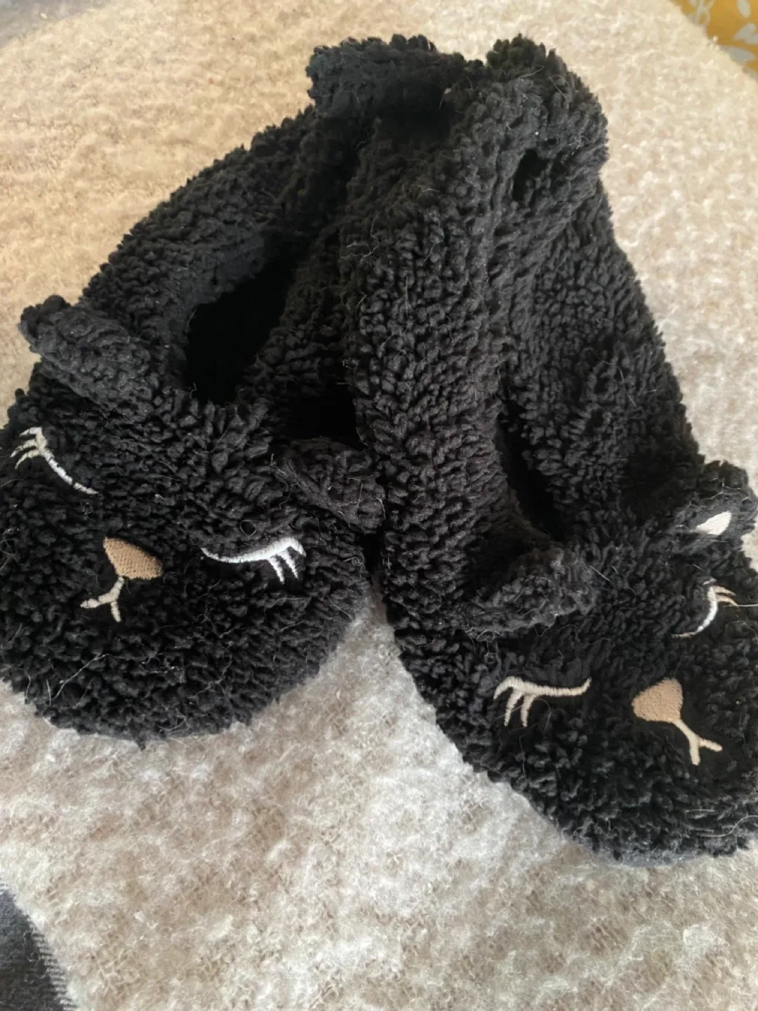 Black Cat Slippers - Size 8🥕 image indicator(3)