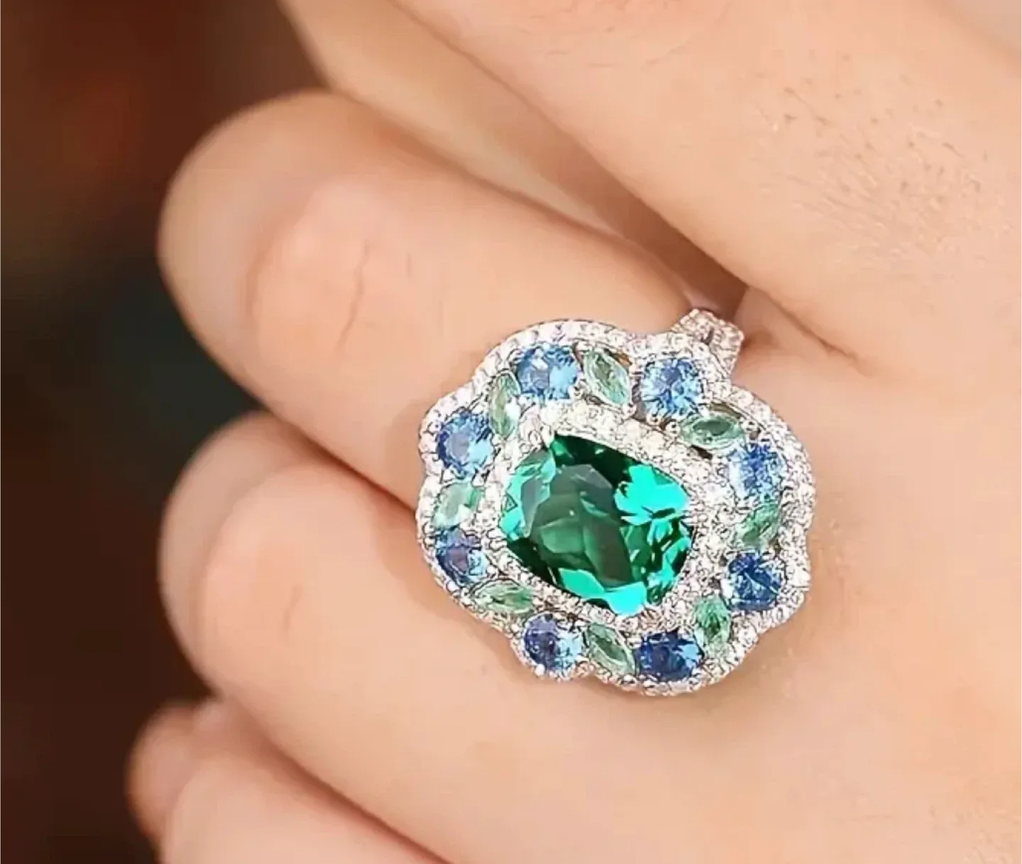 Beautiful Green Gemstone Ring! Size 7 image indicator(2)