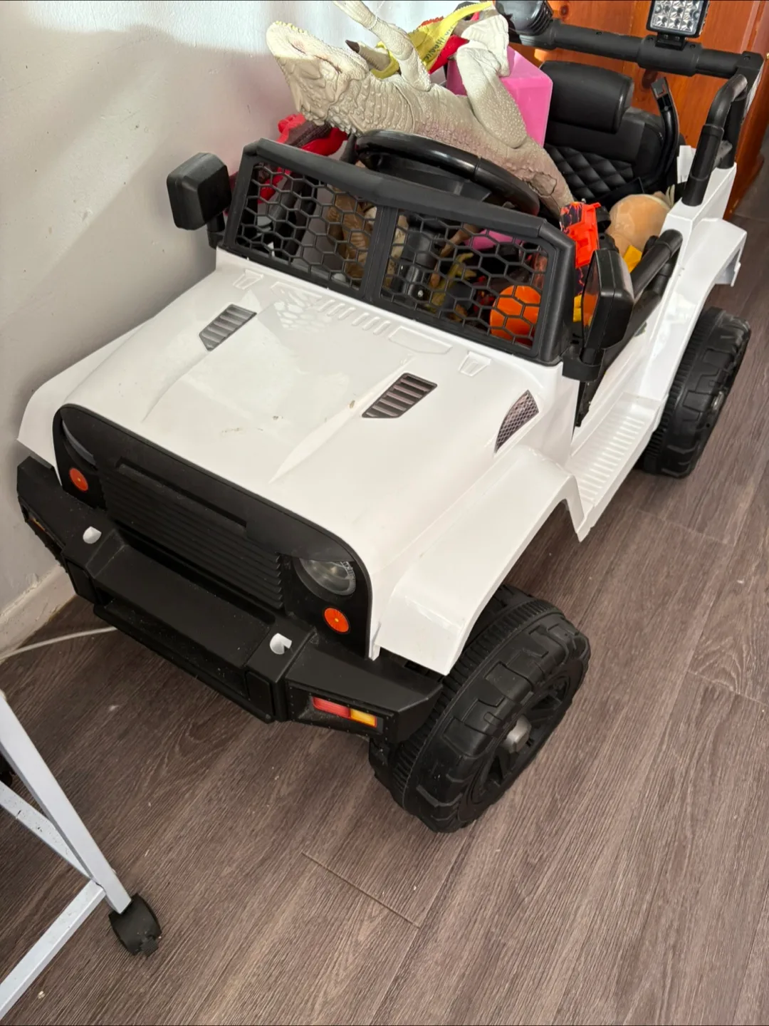 Kids White Ride On Jeep Car image indicator(2)