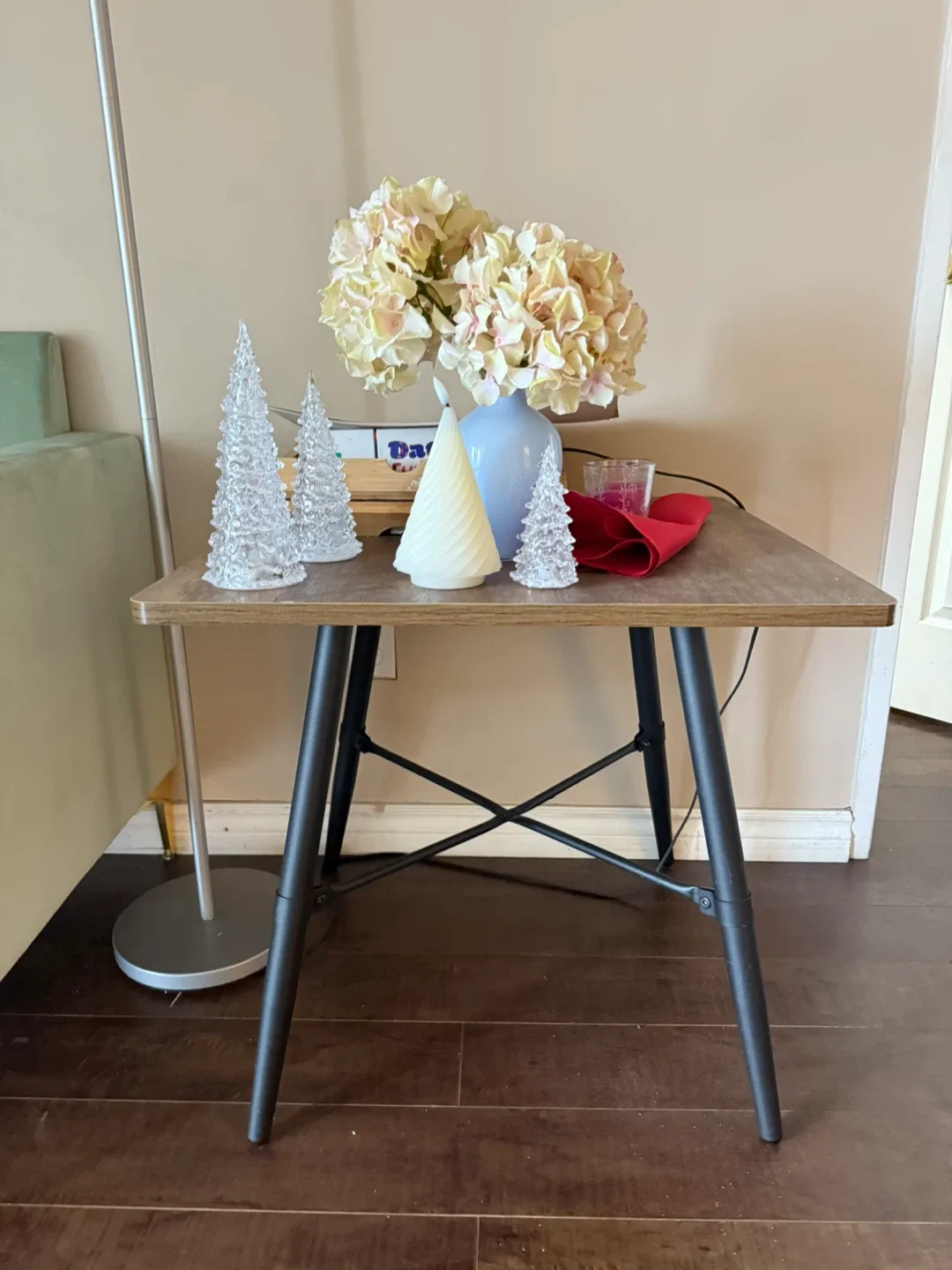Moving out sale: Wood Side Table (accesorios not included) thumbnail