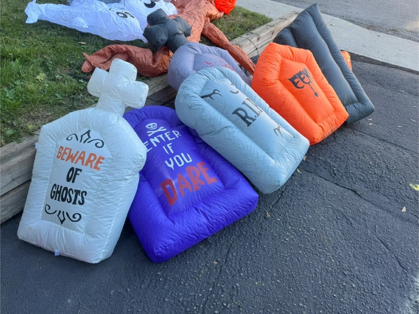 Halloween Inflatable Tombstones image indicator(2)