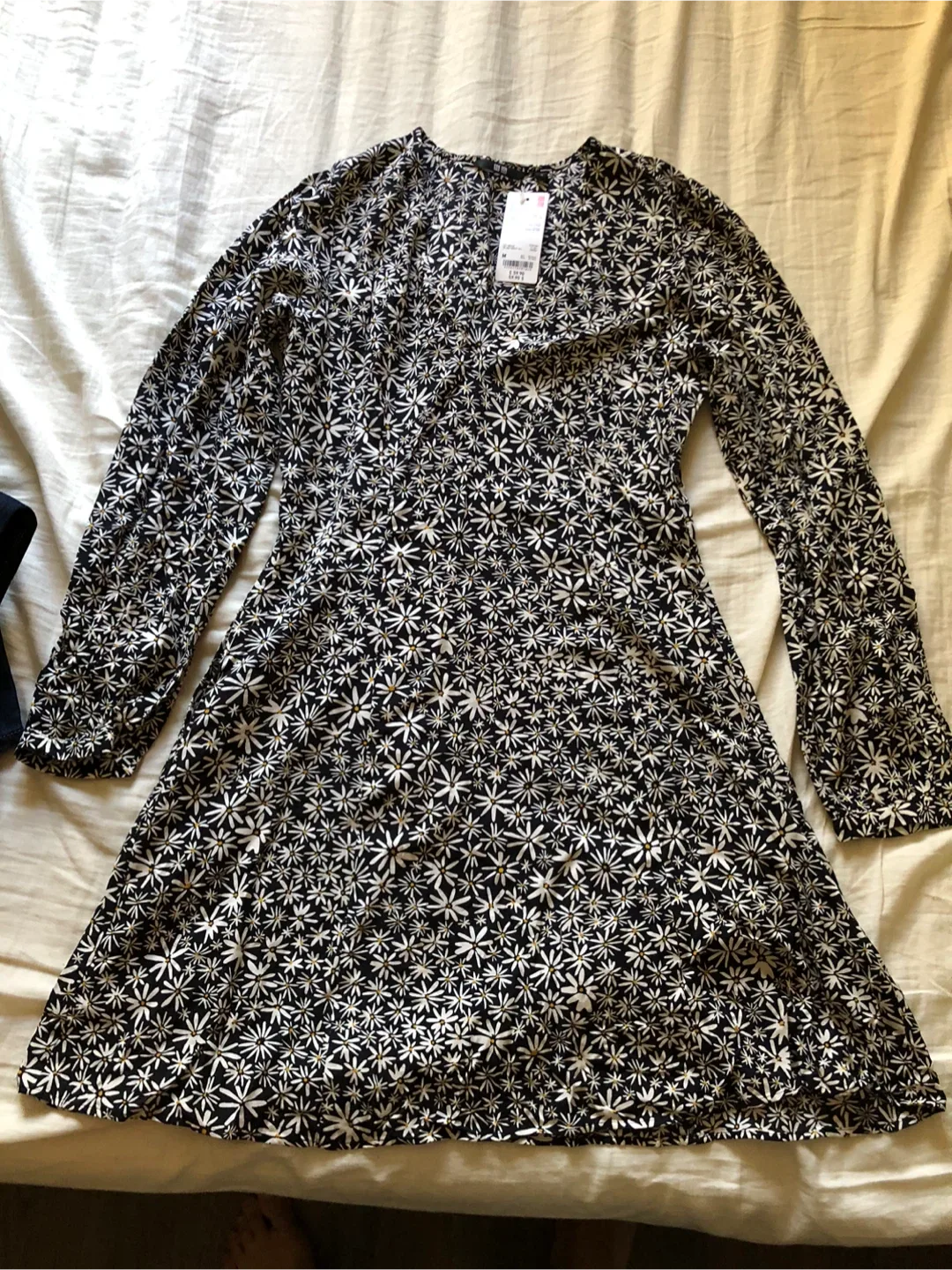 Uniqlo Printed Black & White Mini Dress - Size M image indicator(2)