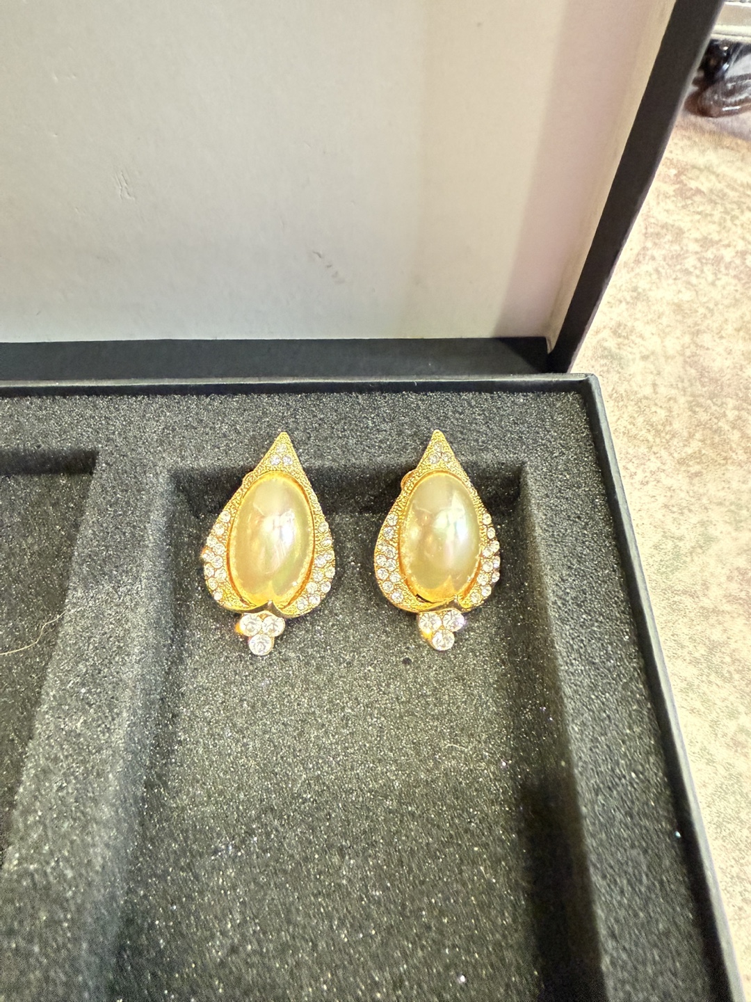 Vintage Gold Tone clip on Pearl Earrings