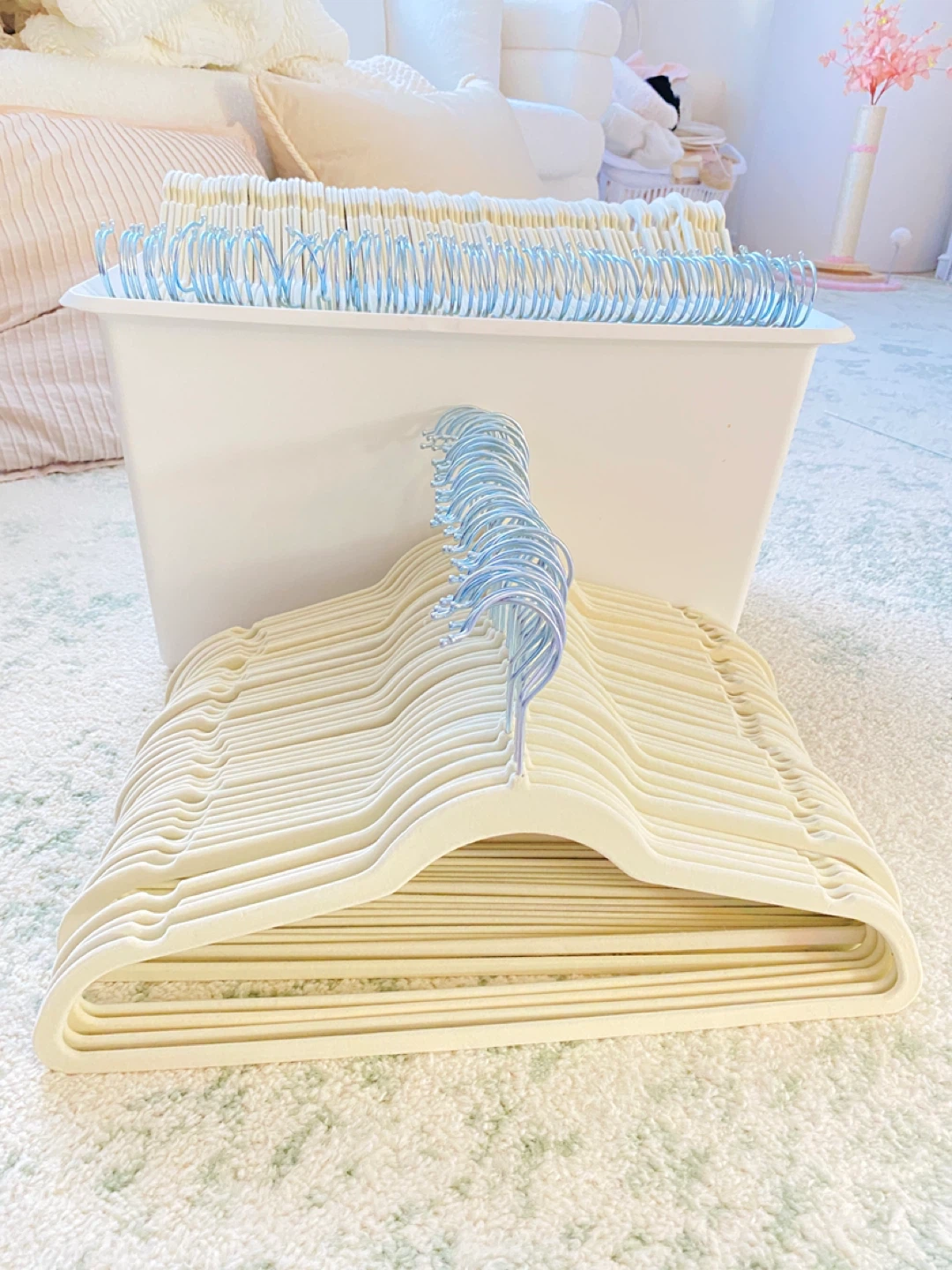 125 clothes hangers