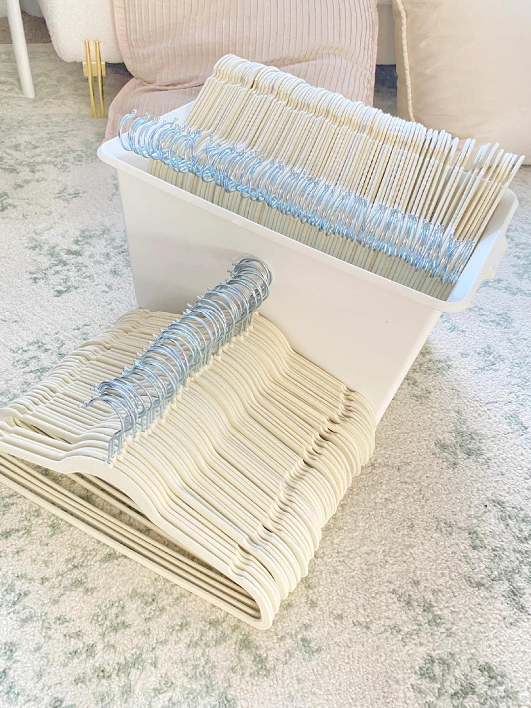 125 clothes hangers - photo 2