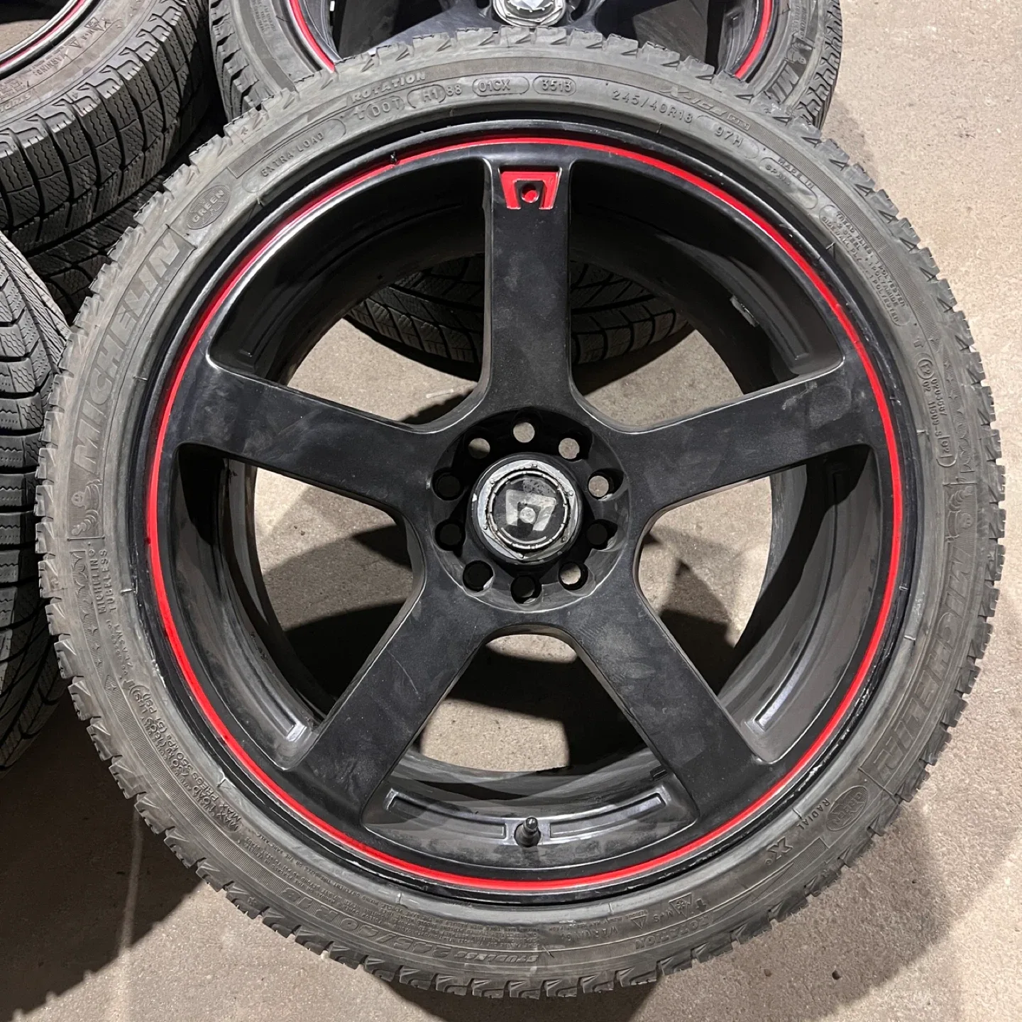 Set of alloy Wheels with Michelin winter Tires - 245/40R18 image indicator(4)