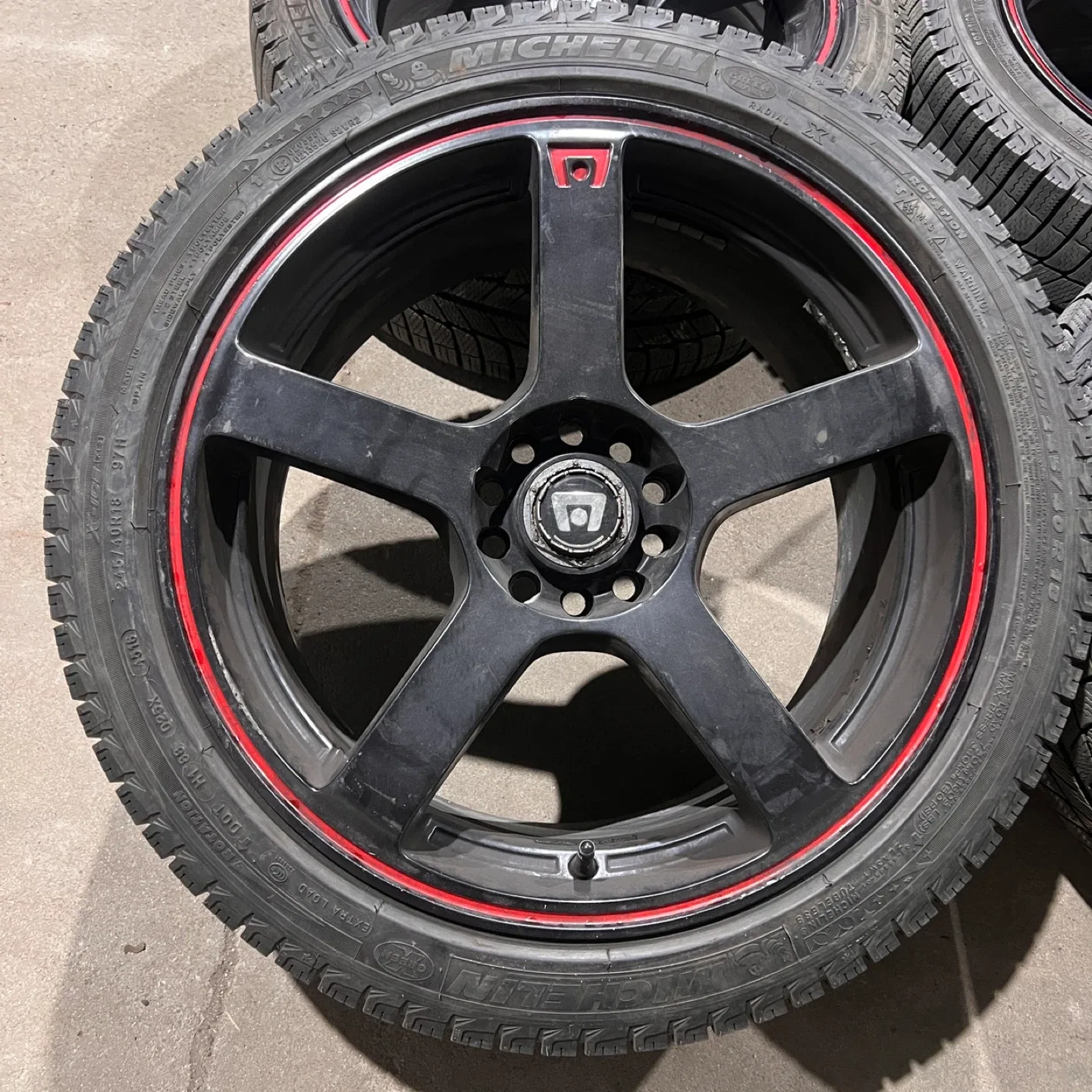 Set of alloy Wheels with Michelin winter Tires - 245/40R18 image indicator(3)