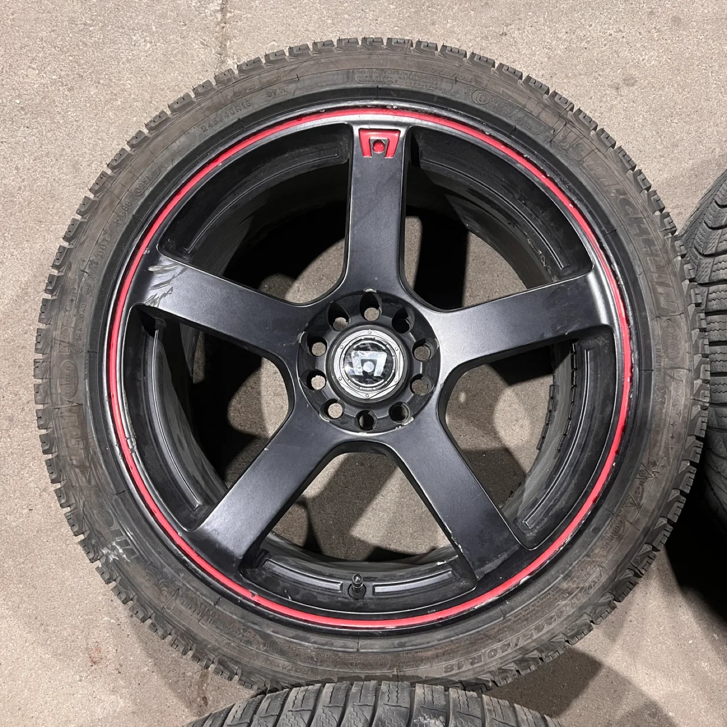 Set of alloy Wheels with Michelin winter Tires - 245/40R18 image indicator(5)