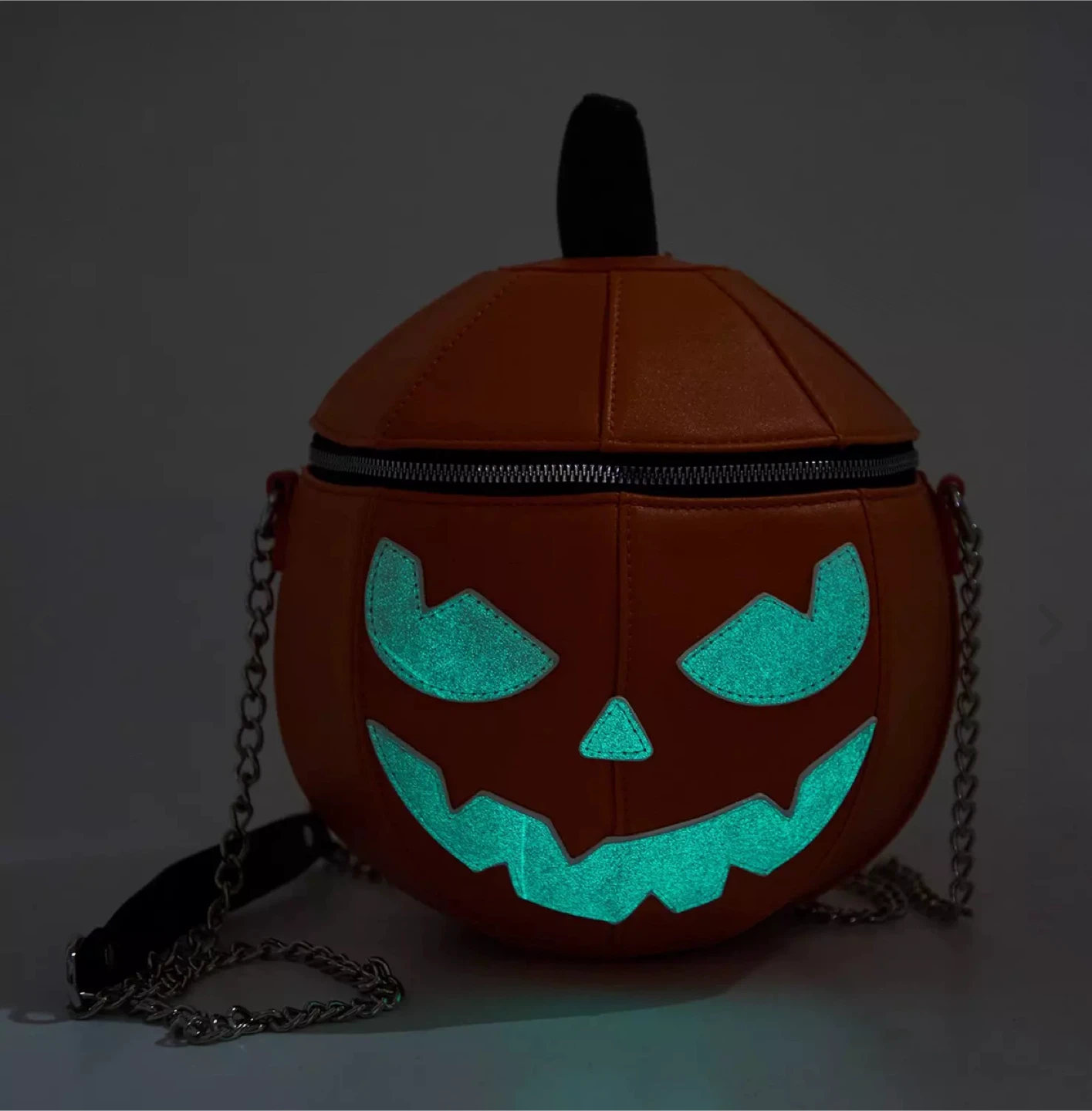 🥕Hot Topic Pumpkin Face Glow in the Dark Crossbody Bag - photo 2