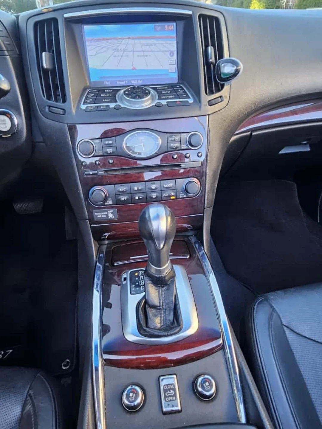 2011 Infiniti G37 coupe hardtop convertible image indicator(5)