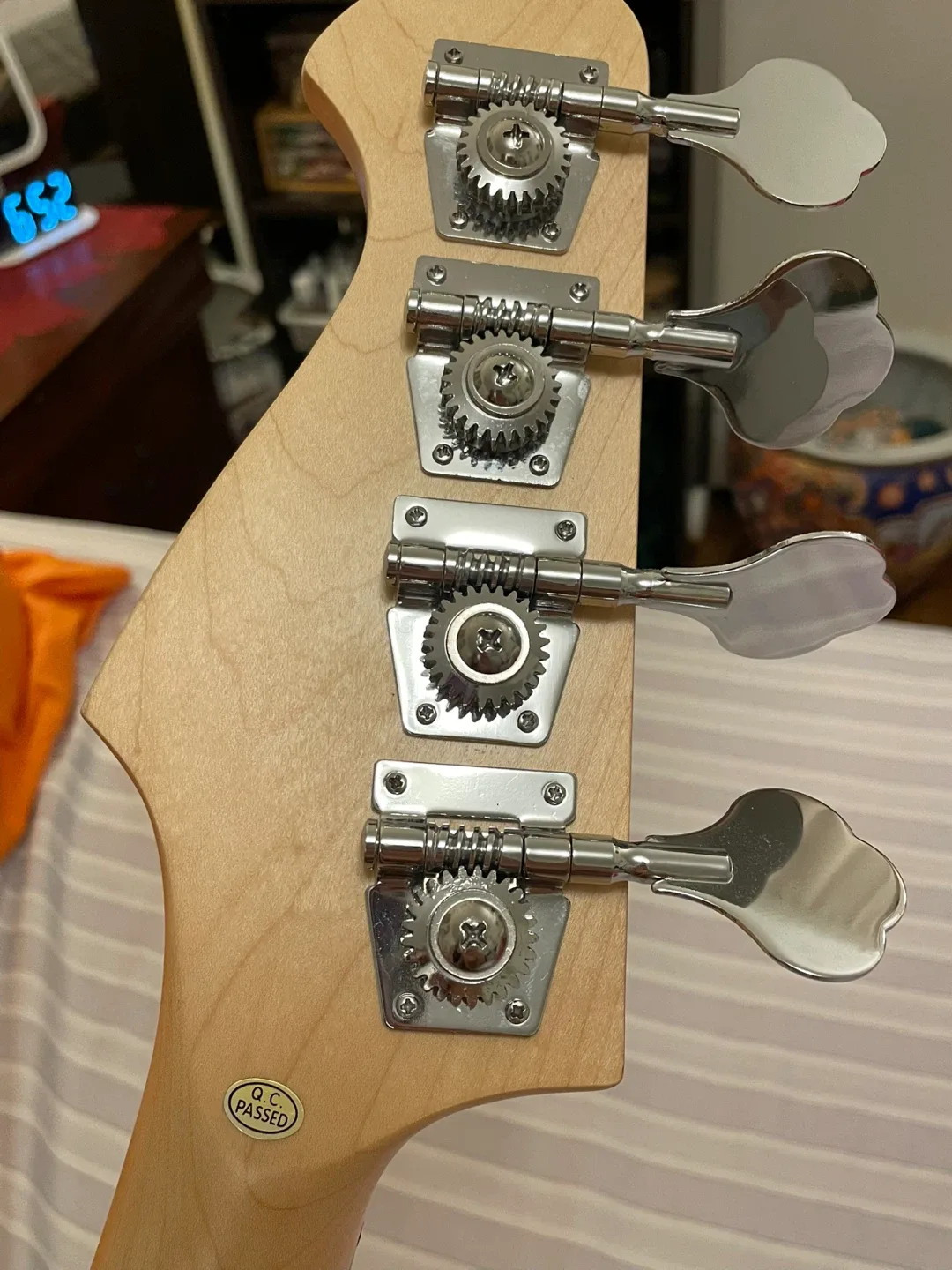 Donner Bass Guitar - Sunburst Finish image indicator(6)