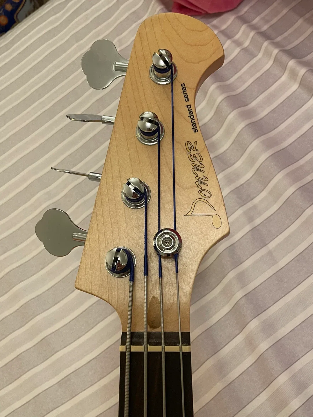 Donner Bass Guitar - Sunburst Finish image indicator(7)