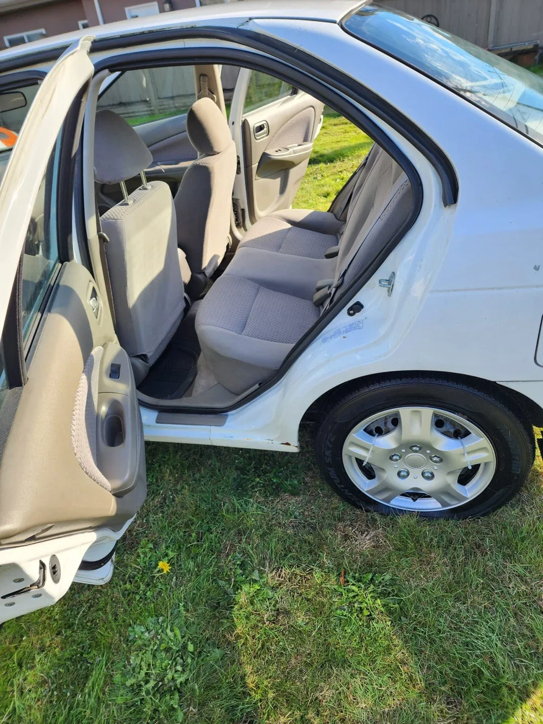 Nissan Sentra, White Sedan image indicator(6)
