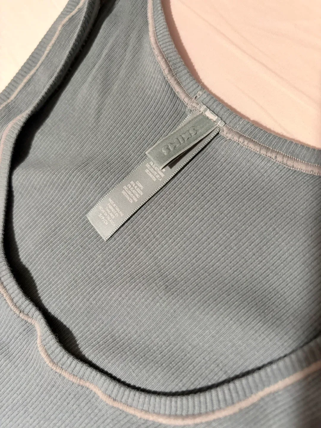 SKIMS Tank Small image indicator(2)